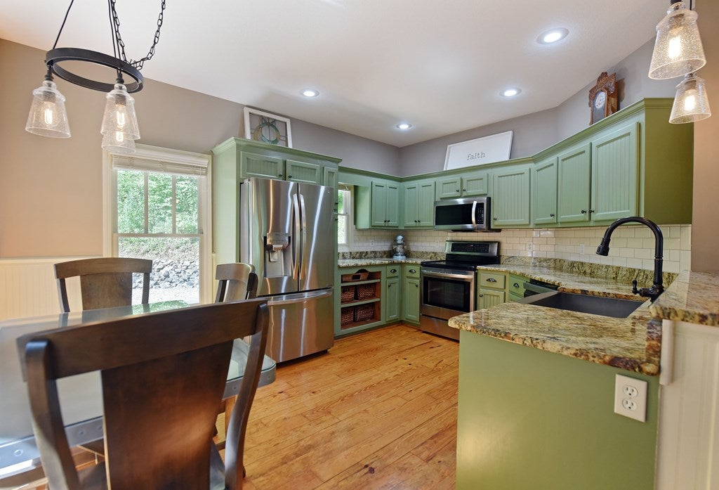 Hiawassee, Georgia, 30546, United States, 3 Bedrooms Bedrooms, ,4 BathroomsBathrooms,Residential,For Sale,1877027