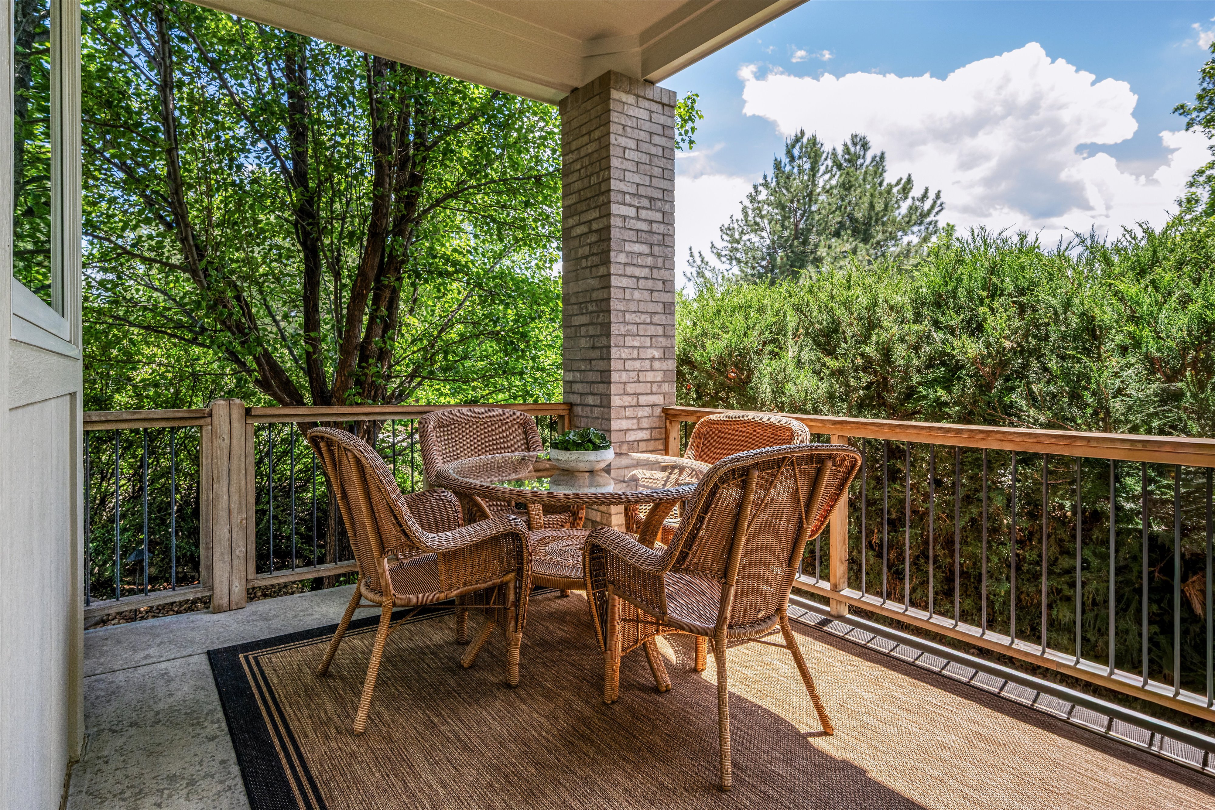  Luxury Features, Thoughtful Upgrades And Beautiful Outdoor Space - 物件實景