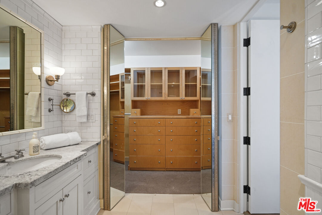 West Hollywood, California, 90069, United States, 2 Bedrooms Bedrooms, ,2 BathroomsBathrooms,Residential,For Sale,1910905