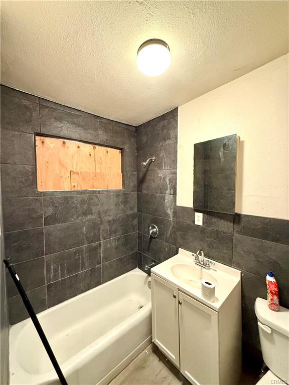 Compton, California, 90221, United States, 9 Bedrooms Bedrooms, ,Residential,For Sale,1982373