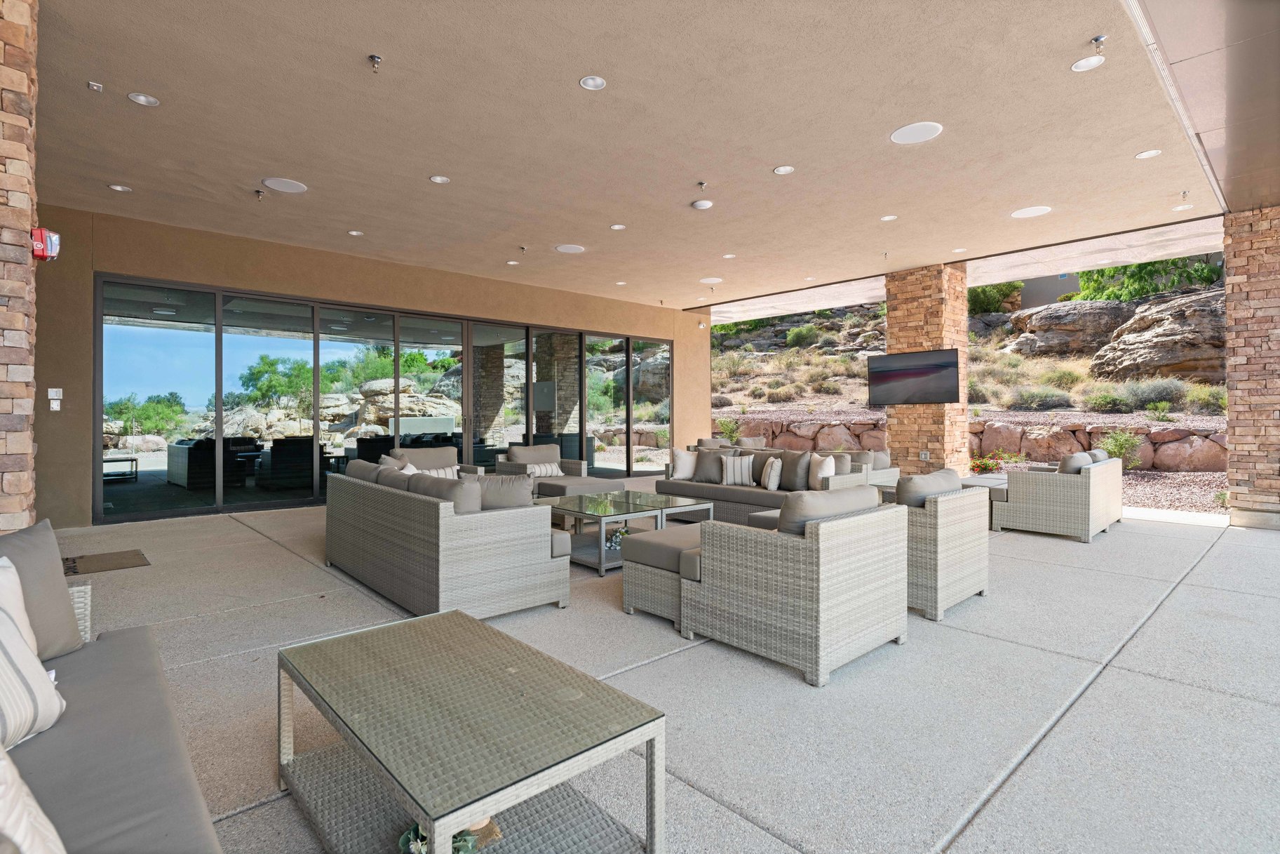  On The edge Of Stone Cliff With Sweeping Stunning City And Mountain Views - 物件實景