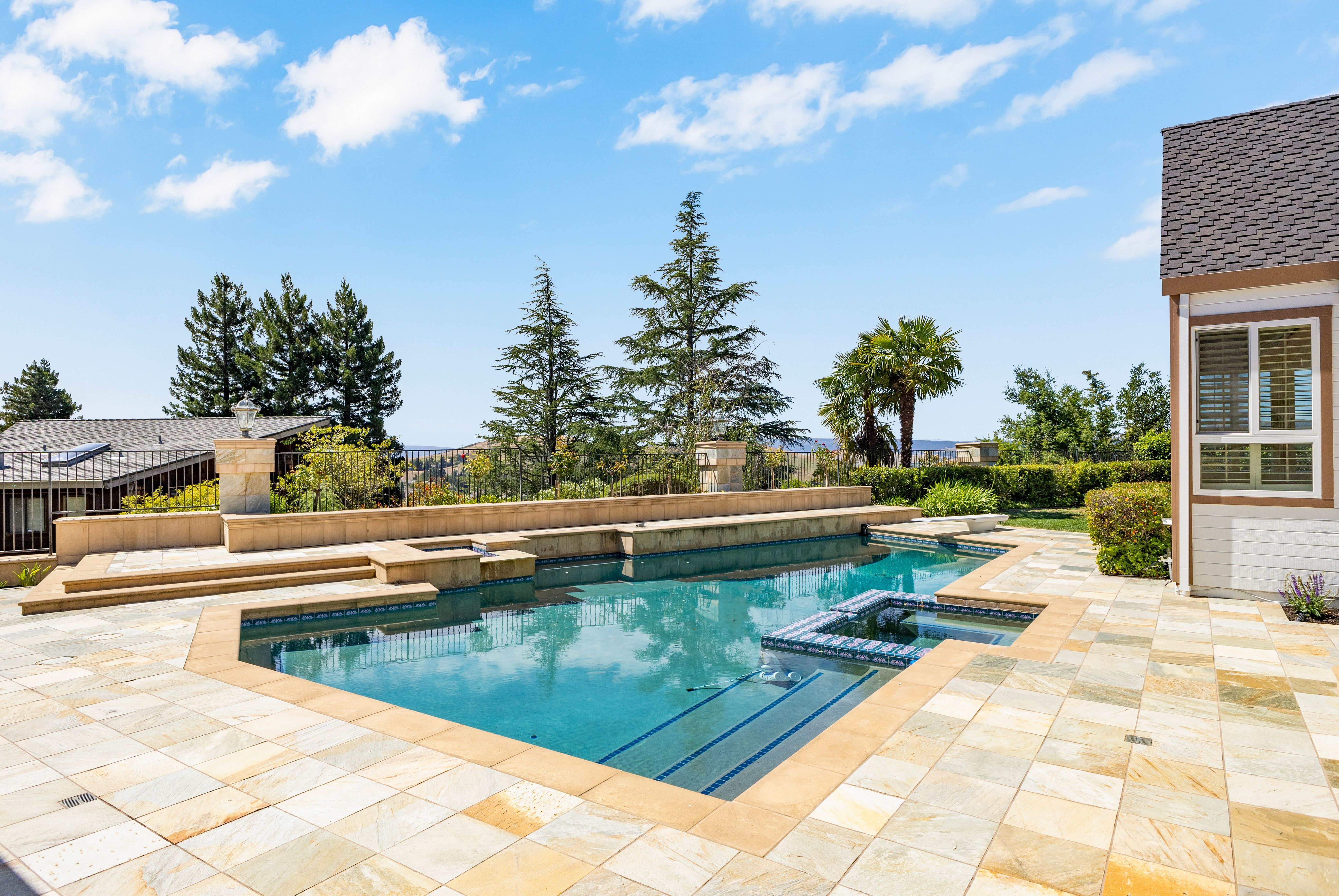 Elegant Custom Home in Gated Silver Maple - 物件實景