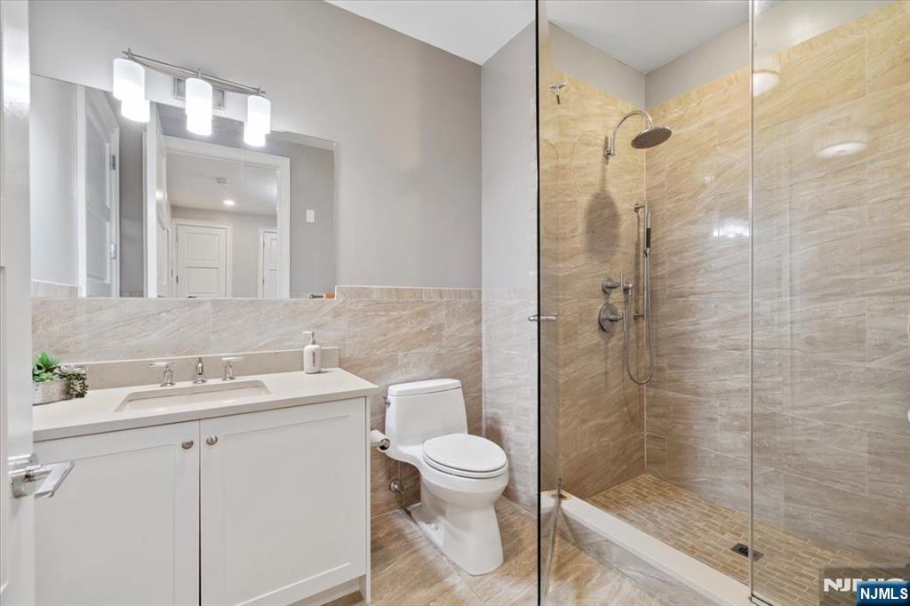 Edgewater, New Jersey, 07020, United States, 2 Bedrooms Bedrooms, ,2 BathroomsBathrooms,Residential,For Sale,1849063