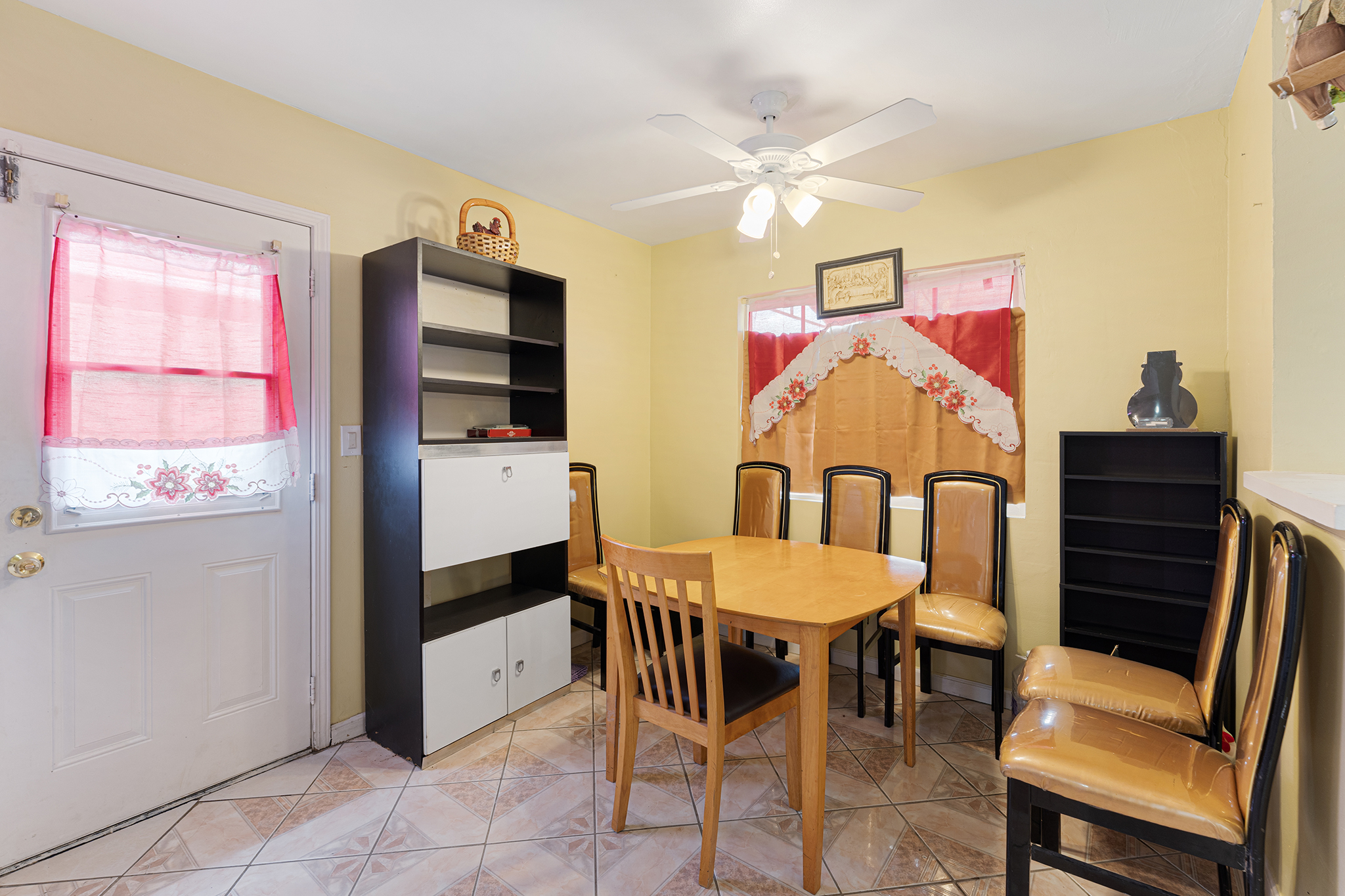 Fontana, California, 92335, United States, 2 Bedrooms Bedrooms, ,1 BathroomBathrooms,Residential,For Sale,1974316