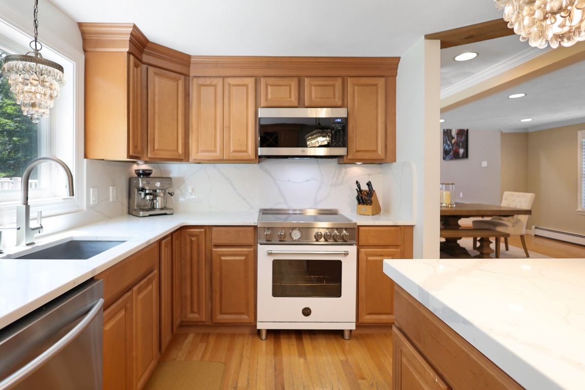 Derry, New Hampshire, 03038, United States, 3 Bedrooms Bedrooms, ,3 BathroomsBathrooms,Residential,For Sale,1886983