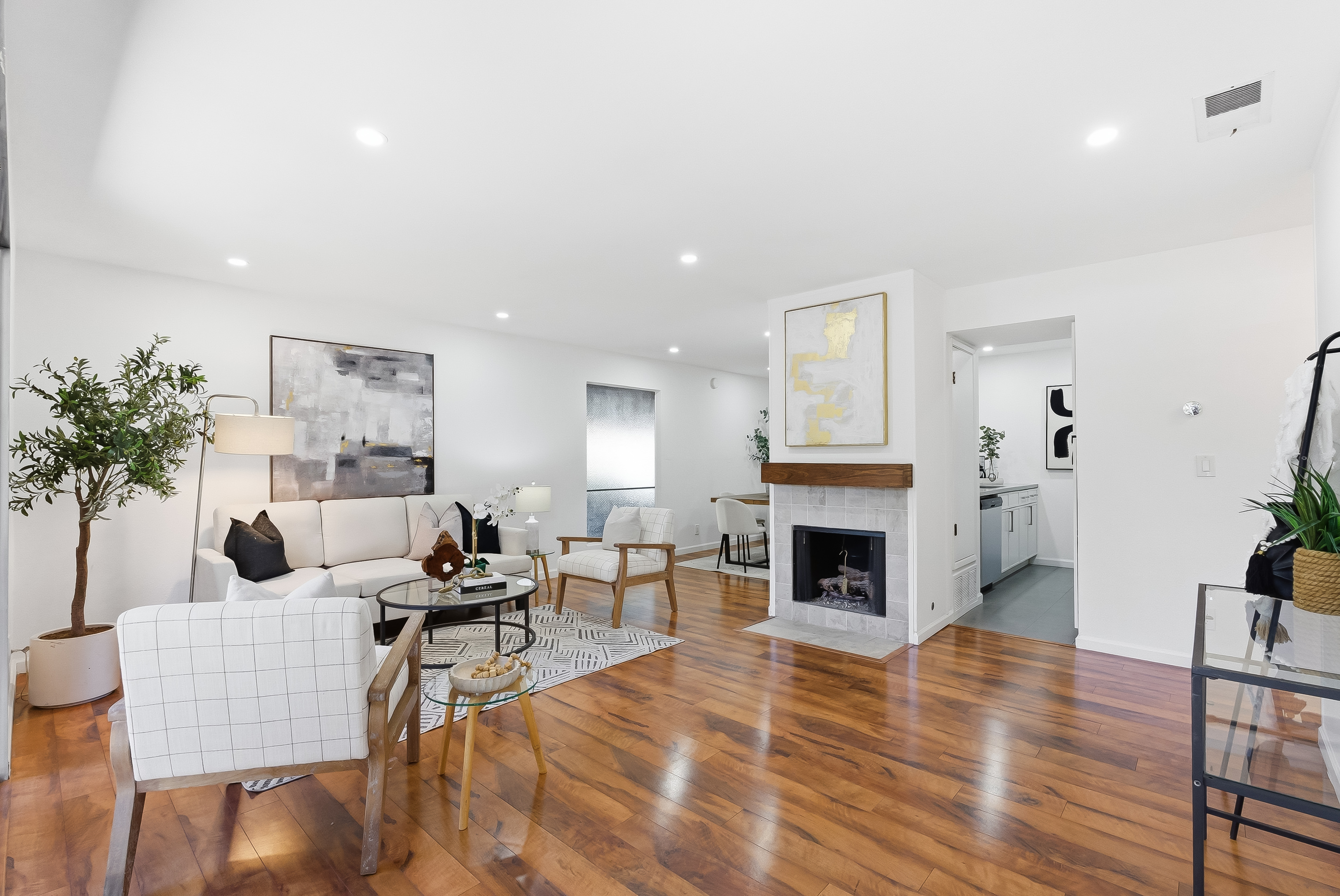  Rare One-Story End Unit Condo - 物件實景