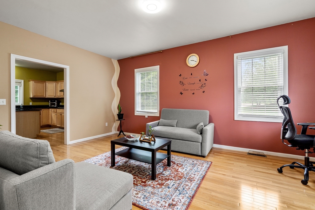 Chelmsford, Massachusetts, 01824, United States, 4 Bedrooms Bedrooms, ,3 BathroomsBathrooms,Residential,For Sale,1939312