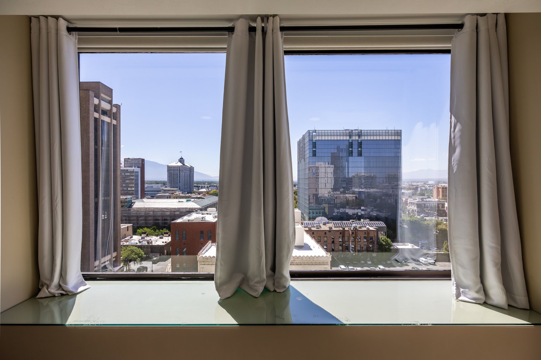  2-Bed Luxury Condo w/ Skyline Views — American Towers - 物件實景