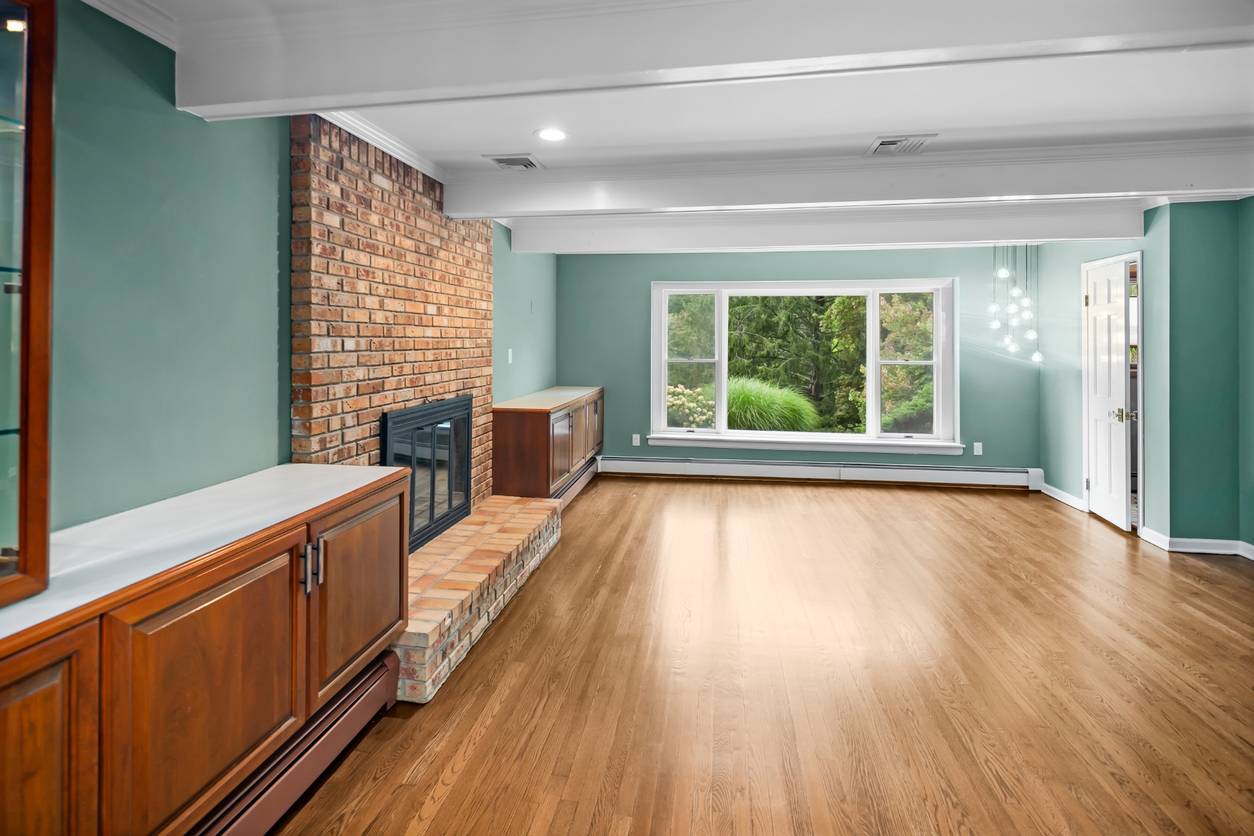  Updated Custom Colonial Home Brings Private Natural Setting Into Daily Life - 物件實景