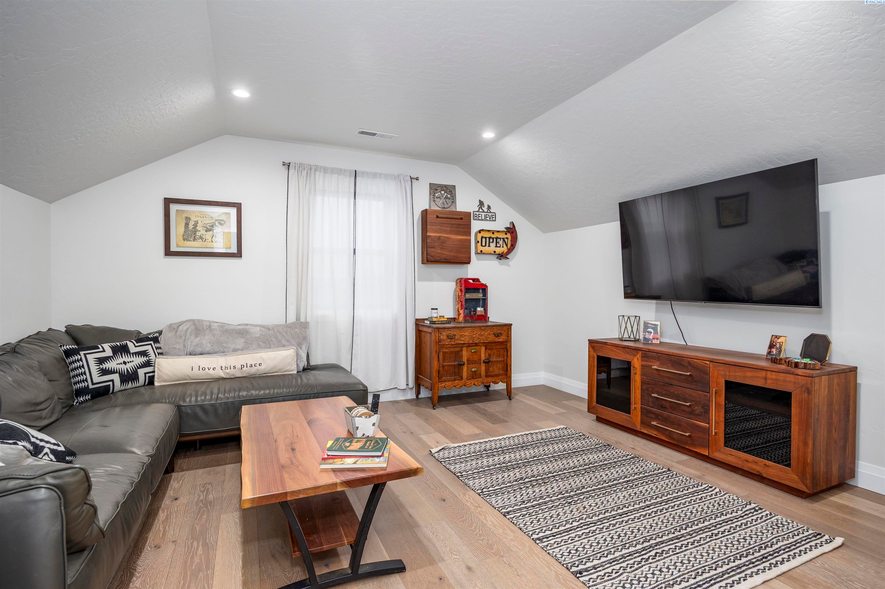 Pasco, Washington, 99301, United States, 4 Bedrooms Bedrooms, ,3 BathroomsBathrooms,Residential,For Sale,2005425