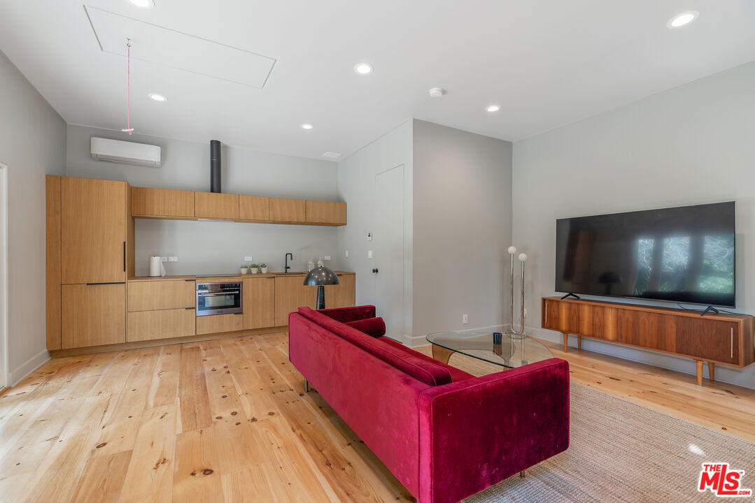 Los Angeles, California, 90005, United States, 3 Bedrooms Bedrooms, ,3 BathroomsBathrooms,Residential,For Sale,1876512