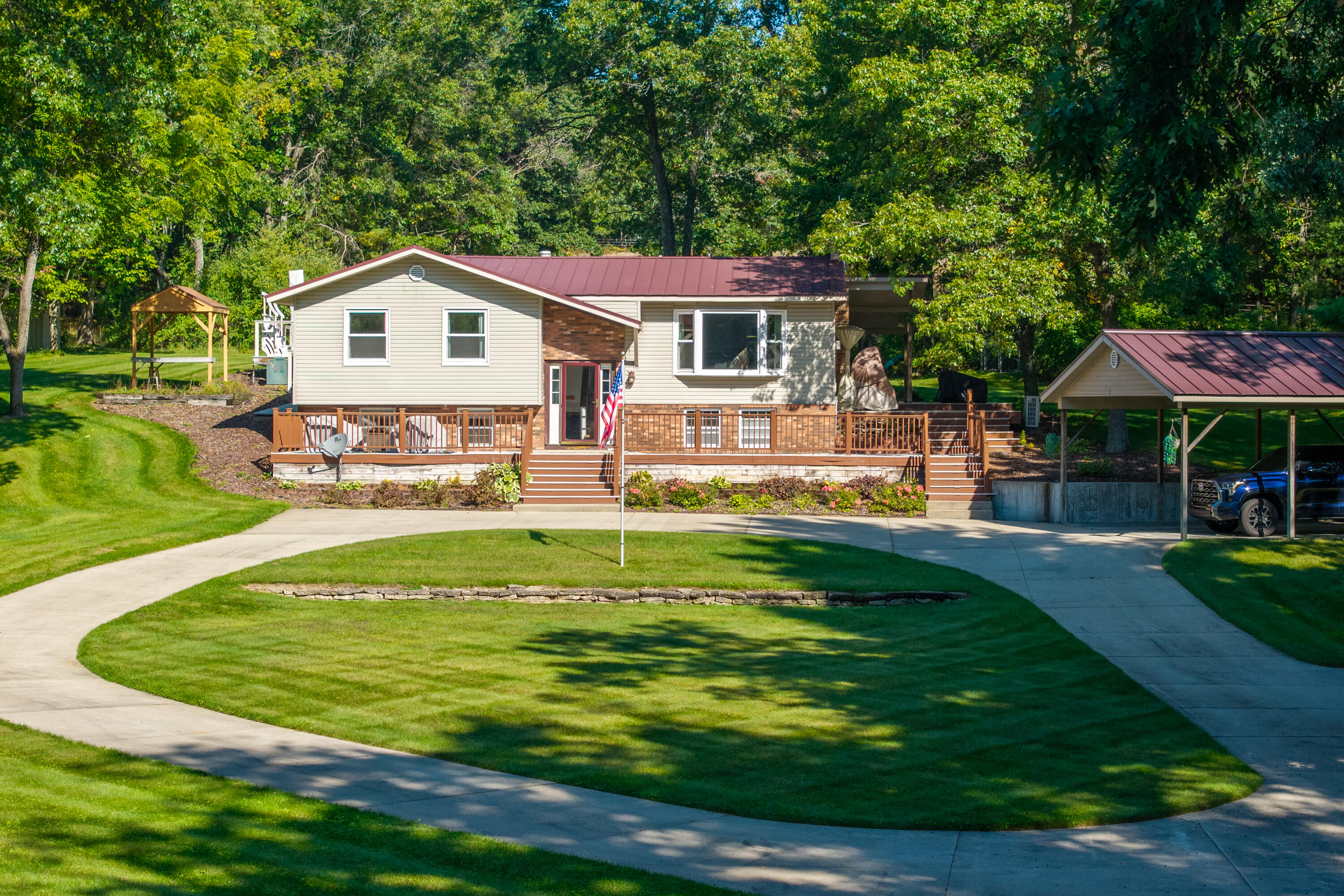 Big Rapids, Michigan, 49307, United States, 3 Bedrooms Bedrooms, ,2 BathroomsBathrooms,Residential,For Sale,1951282