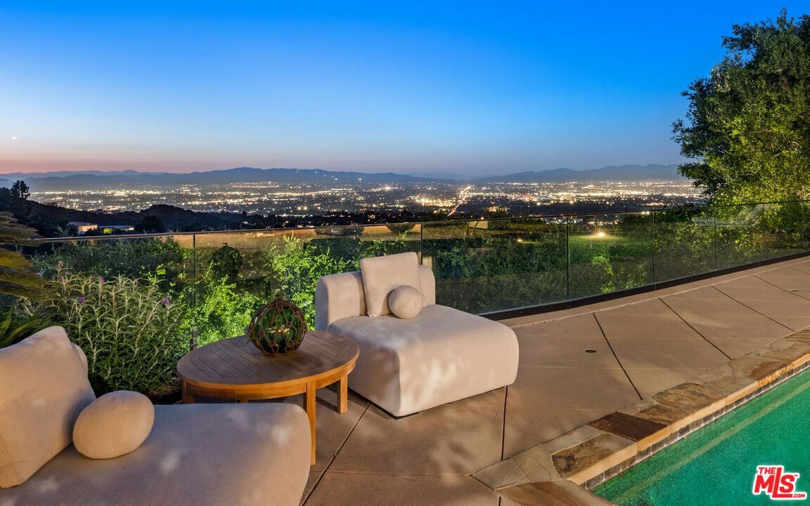Los Angeles, California, 90049, United States, 5 Bedrooms Bedrooms, ,4 BathroomsBathrooms,Residential,For Sale,1889913