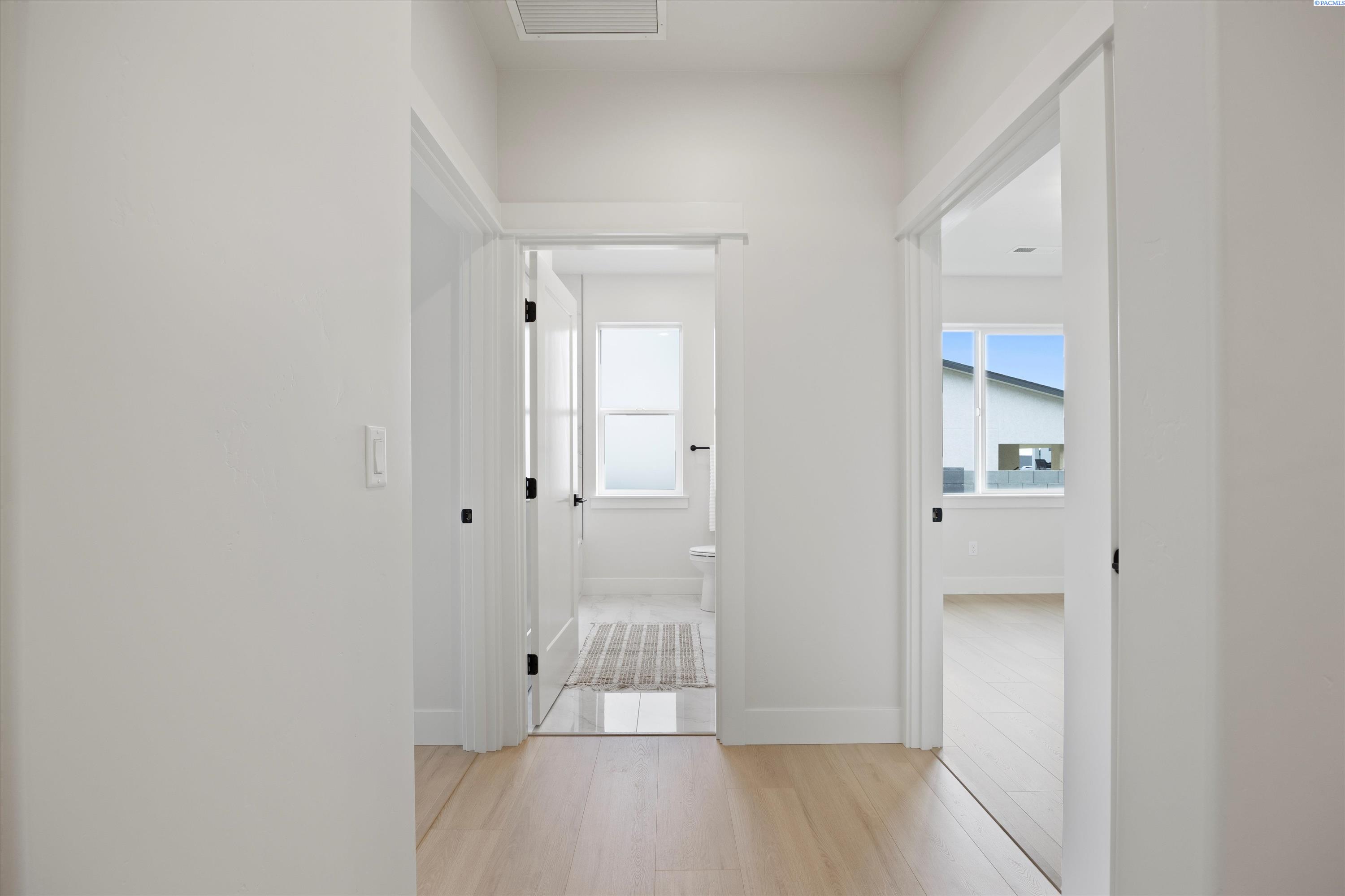 Richland, Washington, 99352, United States, 4 Bedrooms Bedrooms, ,3 BathroomsBathrooms,Residential,For Sale,1991503