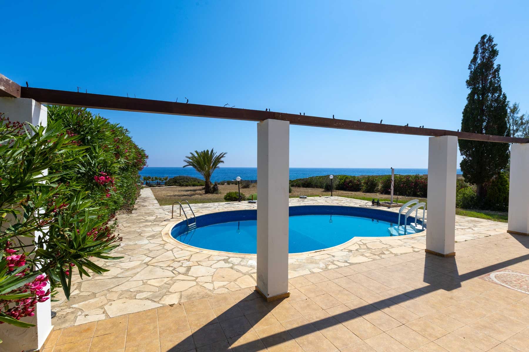  Seafront Plot with a Detached House for redevelopment in Sea Caves, Paphos - 物件實景