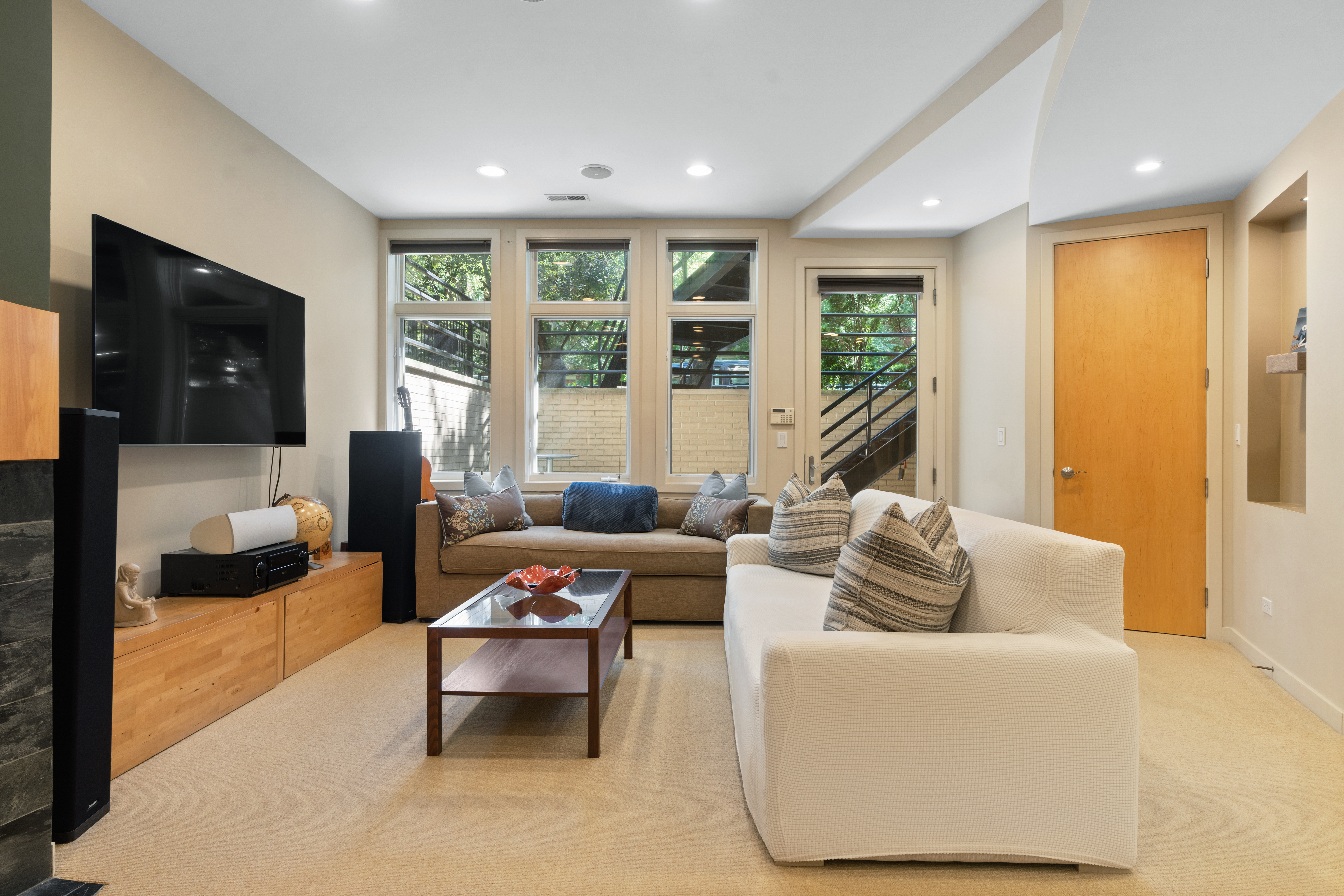  Architecturally Distinctive and Flooded with Natural Light - 物件實景