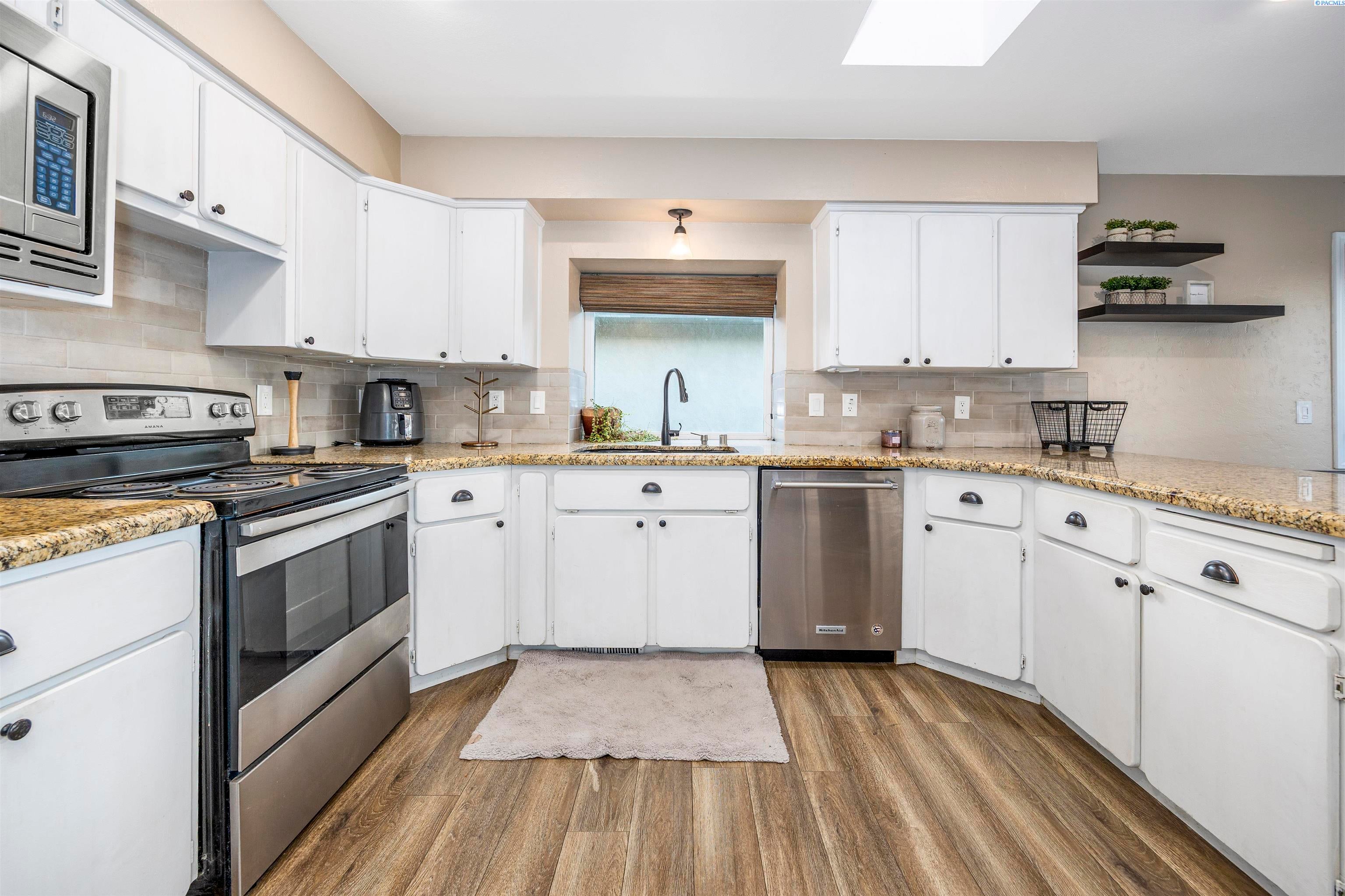 Kennewick, Washington, 99337, United States, 4 Bedrooms Bedrooms, ,2 BathroomsBathrooms,Residential,For Sale,1978666