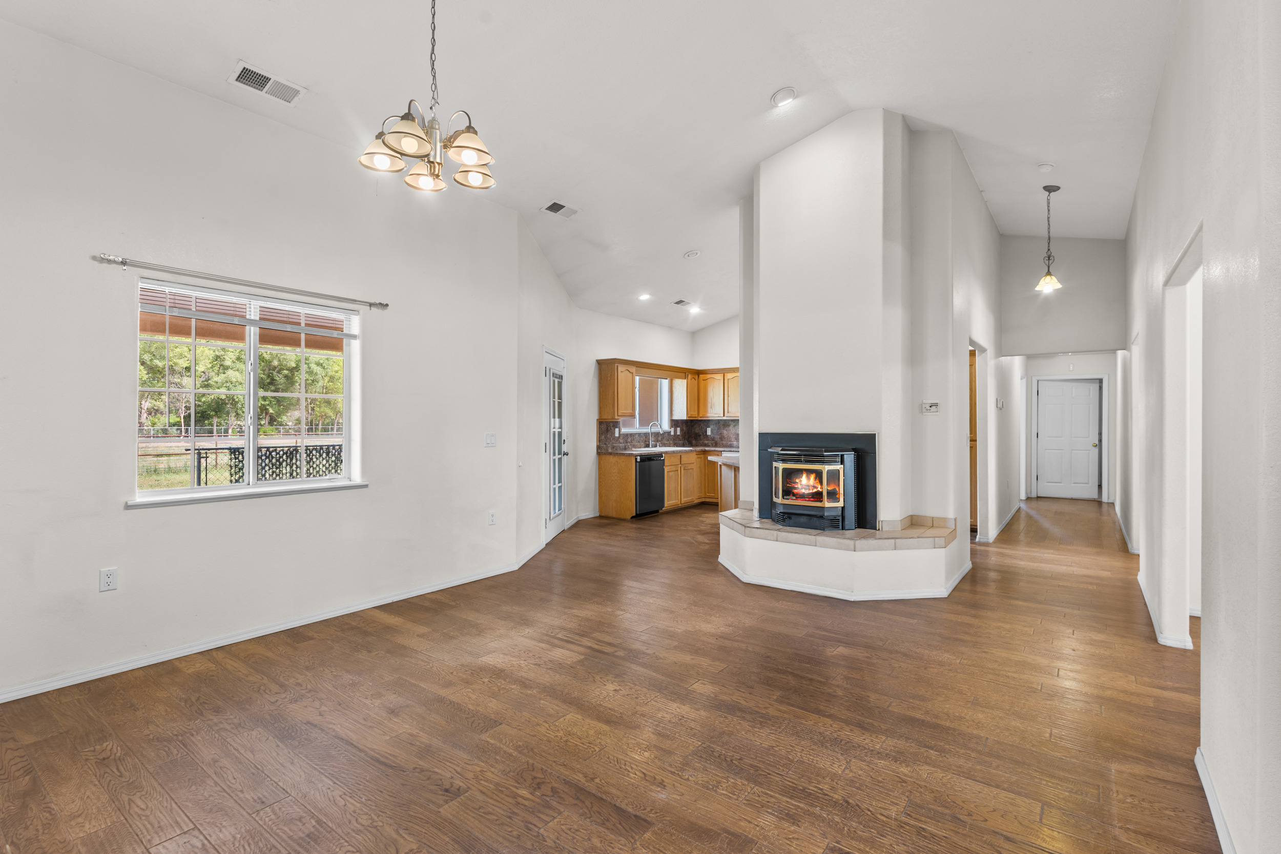 Belen, New Mexico, 87002, United States, 3 Bedrooms Bedrooms, ,2 BathroomsBathrooms,Residential,For Sale,1914205