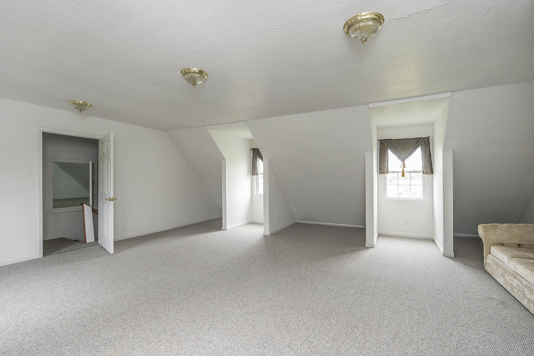 Jeffersonville, Kentucky, 40337, United States, 5 Bedrooms Bedrooms, ,4 BathroomsBathrooms,Residential,For Sale,1989610