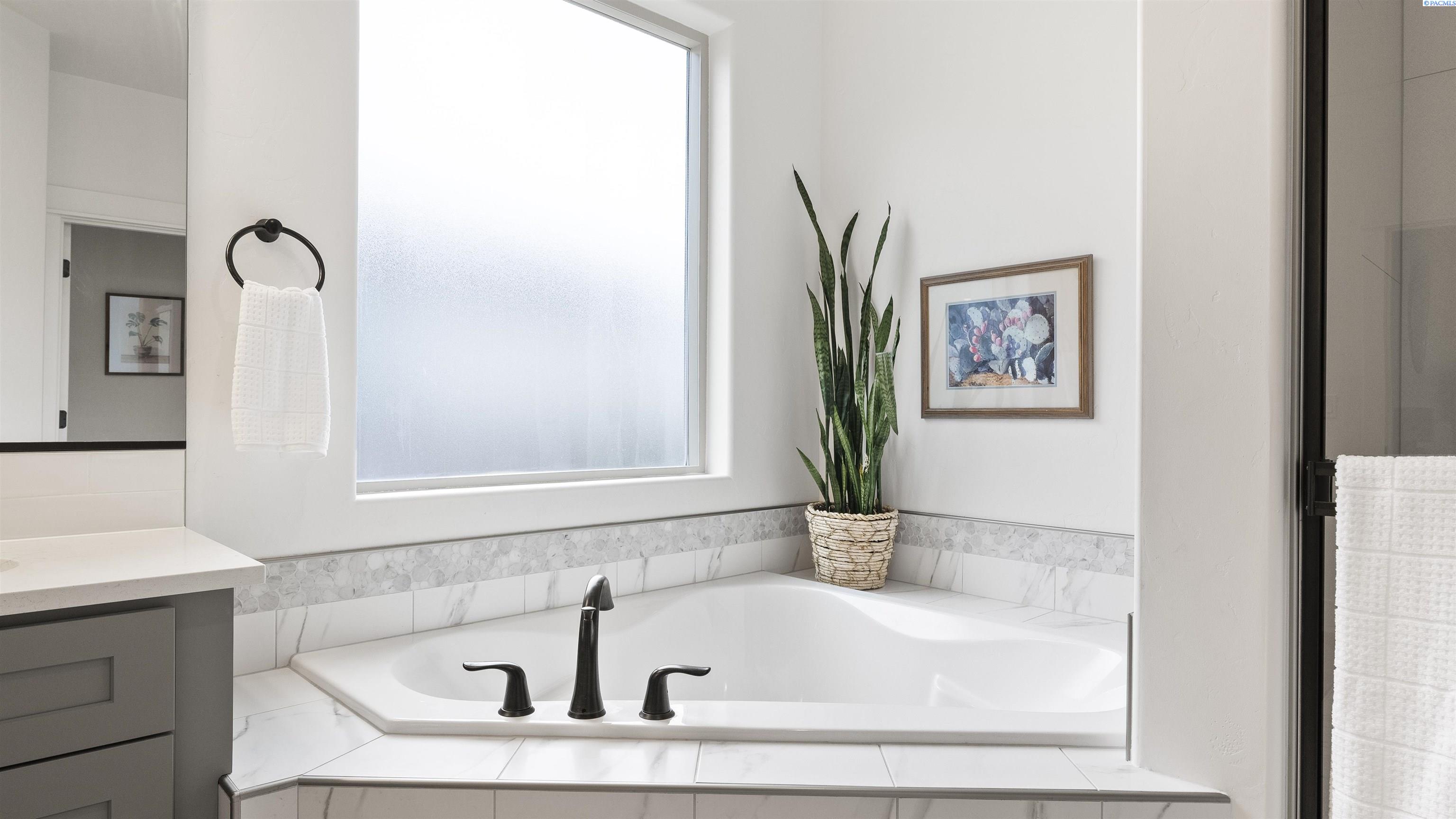 Richland, Washington, 99352, United States, 4 Bedrooms Bedrooms, ,2 BathroomsBathrooms,Residential,For Sale,1906594