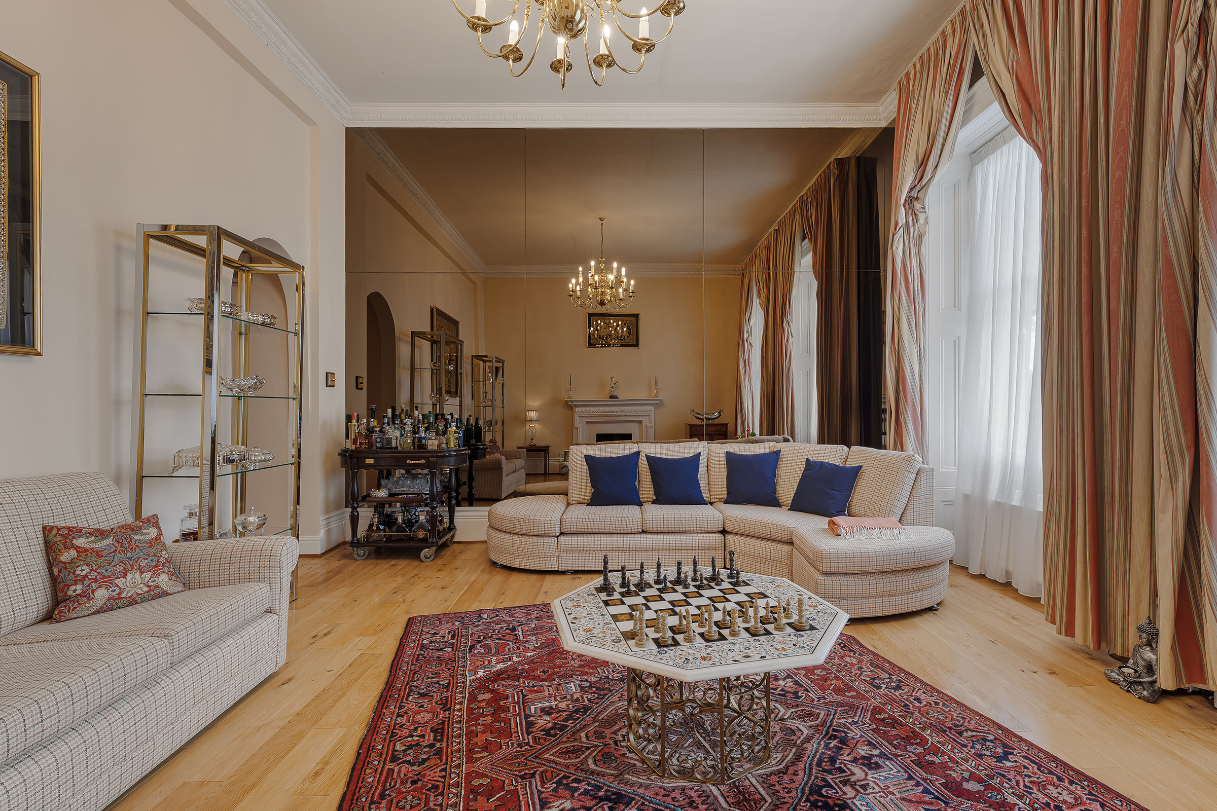 A Maisonette with a West-Facing Terrace on Queen