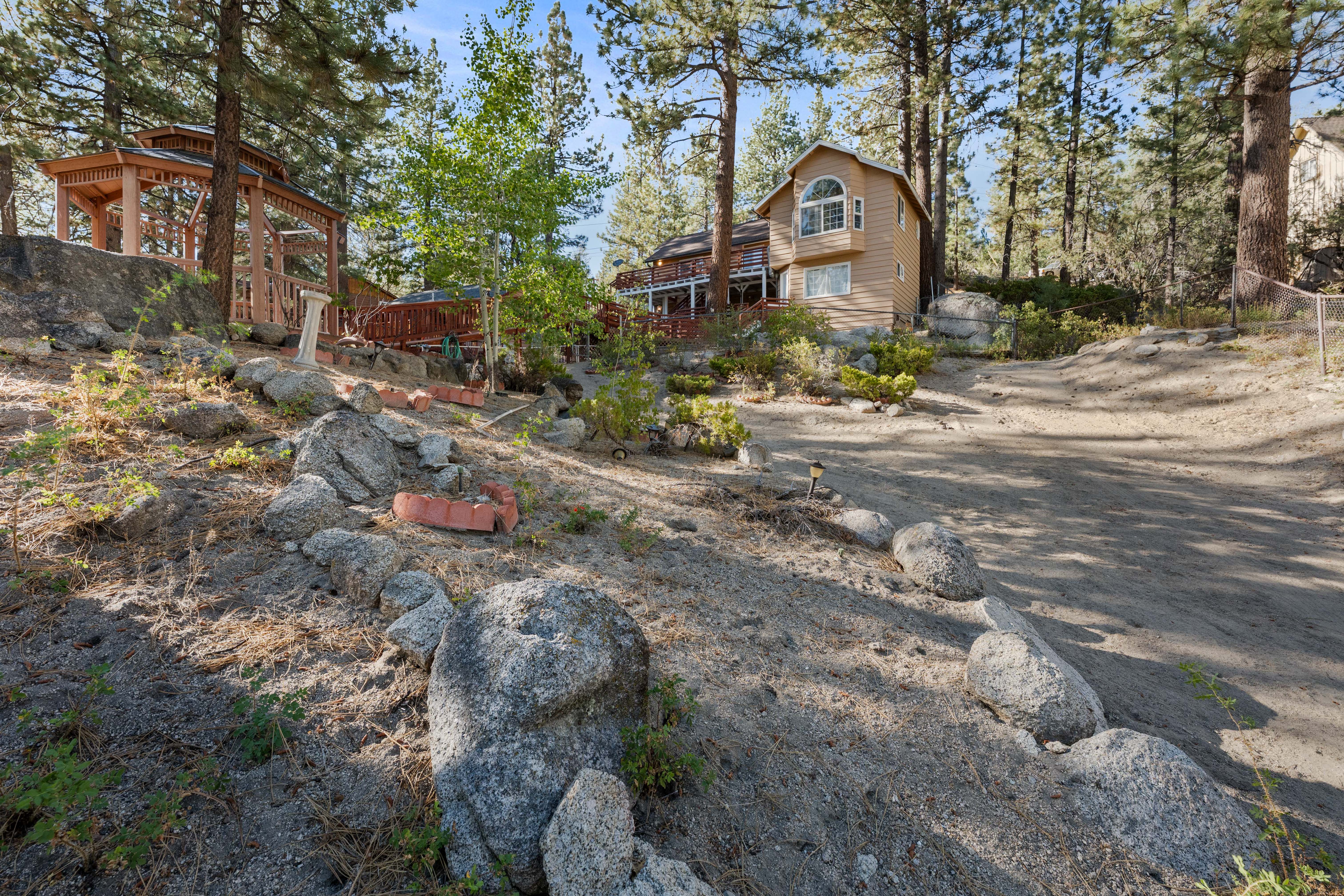 39251 Cedar Dell Road, Fawnskin, CA 92333 - 物件實景