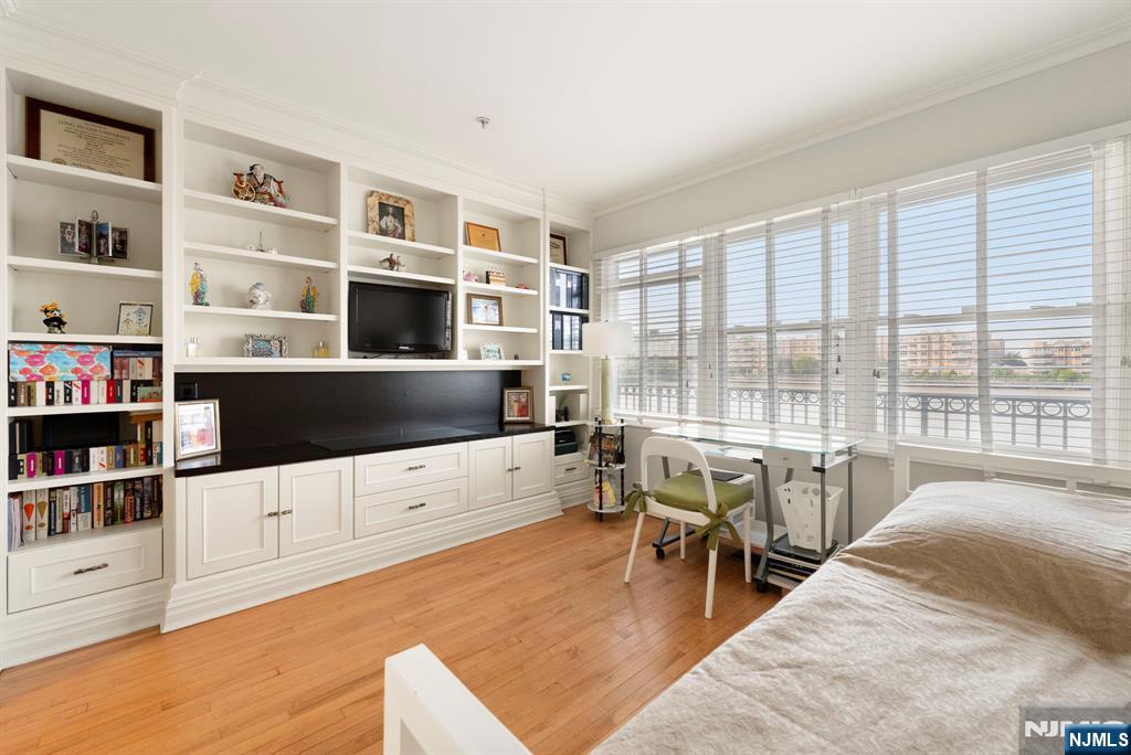 Edgewater, New Jersey, 07020, United States, 2 Bedrooms Bedrooms, ,2 BathroomsBathrooms,Residential,For Sale,1934539