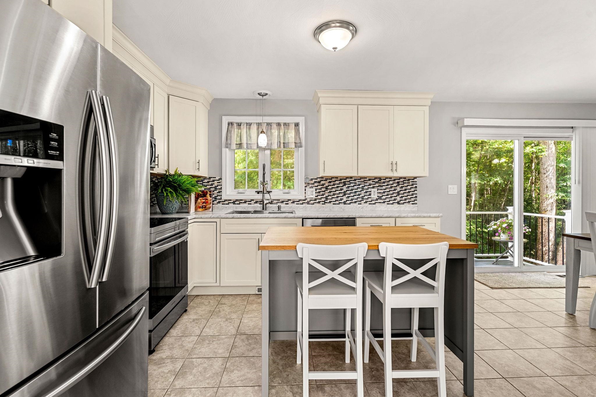Derry, New Hampshire, 03038, United States, 3 Bedrooms Bedrooms, ,2 BathroomsBathrooms,Residential,For Sale,1927202