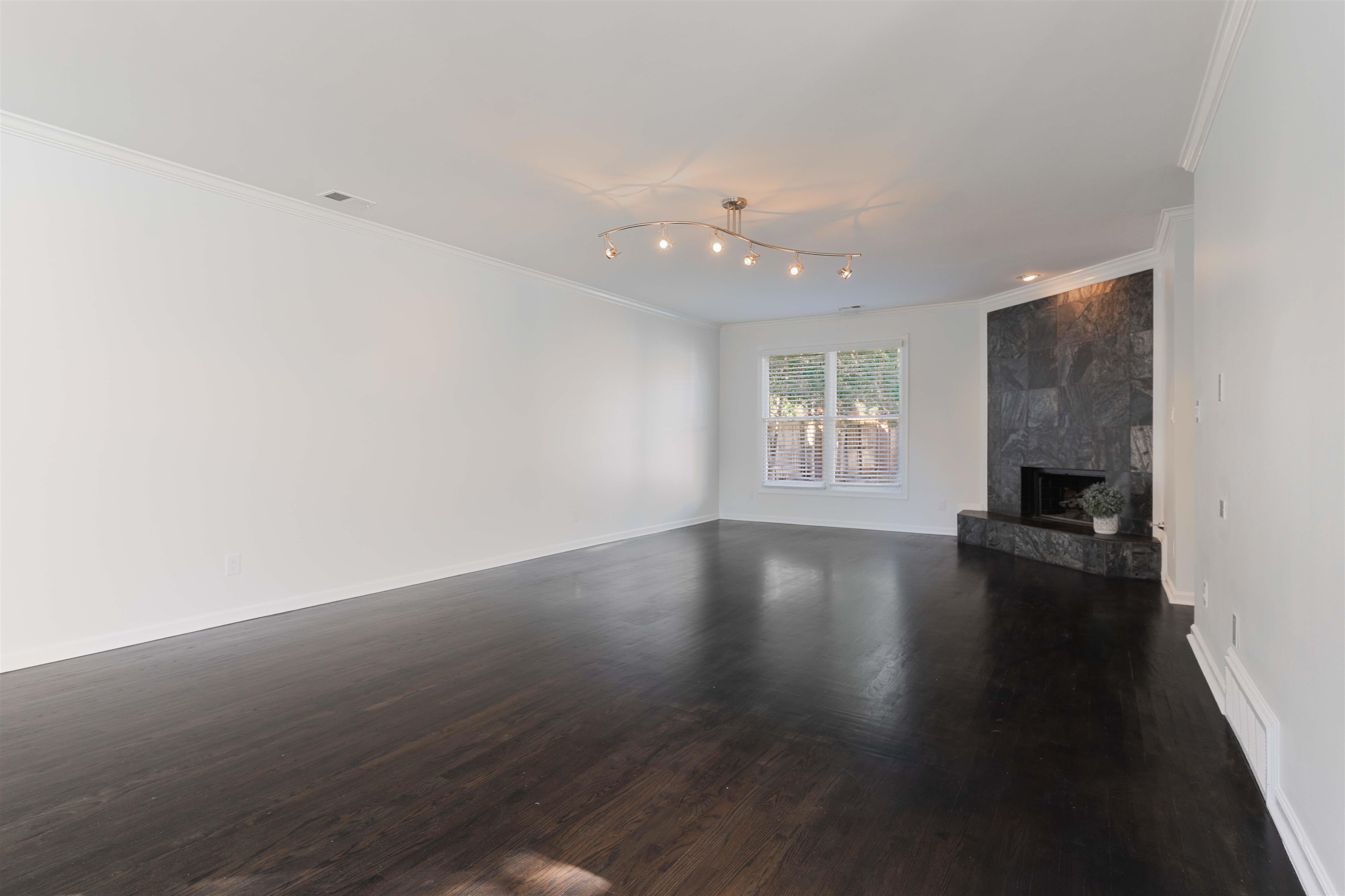 Memphis, Tennessee, 38120, United States, 4 Bedrooms Bedrooms, ,4 BathroomsBathrooms,Residential,For Sale,1965217