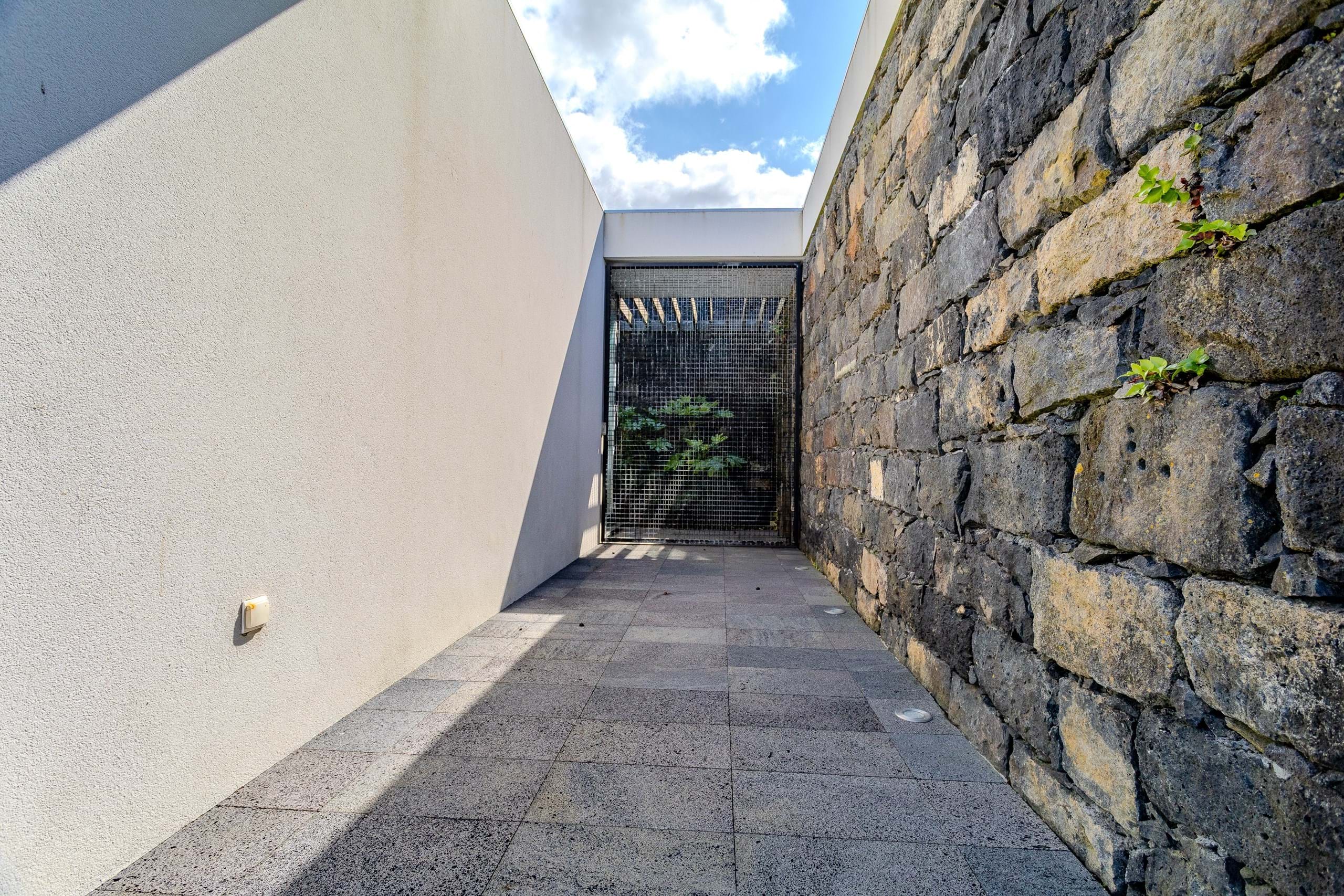 Ponta Delgada, Ilha de São Miguel, 9560-501, PT, 3 Bedrooms Bedrooms, ,4 BathroomsBathrooms,Residential,For Sale,1826448