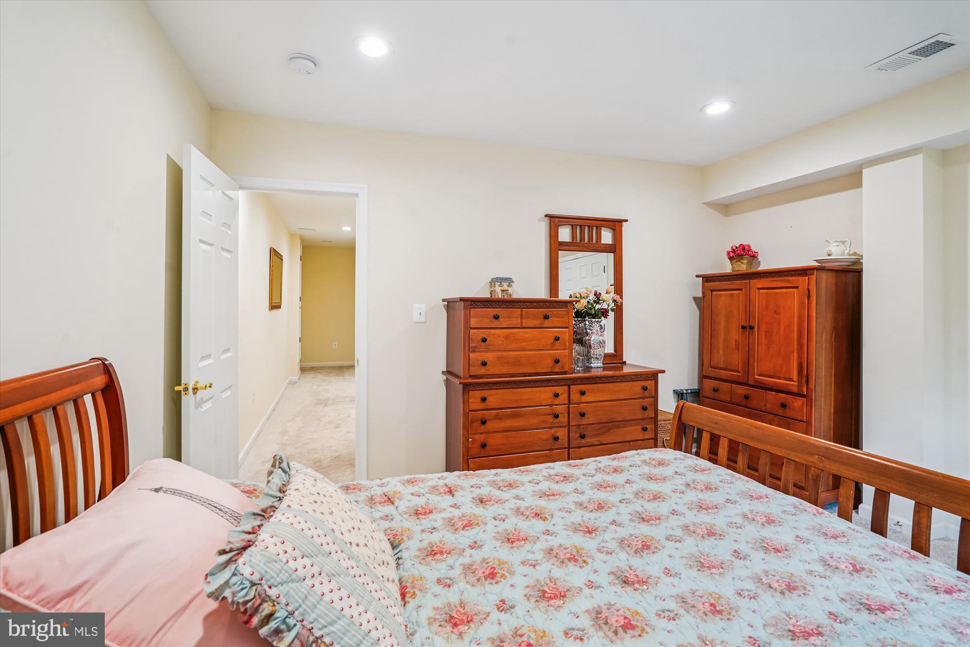 Burke, Virginia, 22015, United States, 5 Bedrooms Bedrooms, ,4 BathroomsBathrooms,Residential,For Sale,1905791