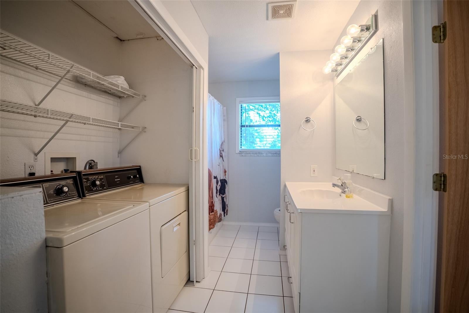 LADY LAKE, Florida, 32159, United States, 5 Bedrooms Bedrooms, ,3 BathroomsBathrooms,Residential,For Sale,1850305