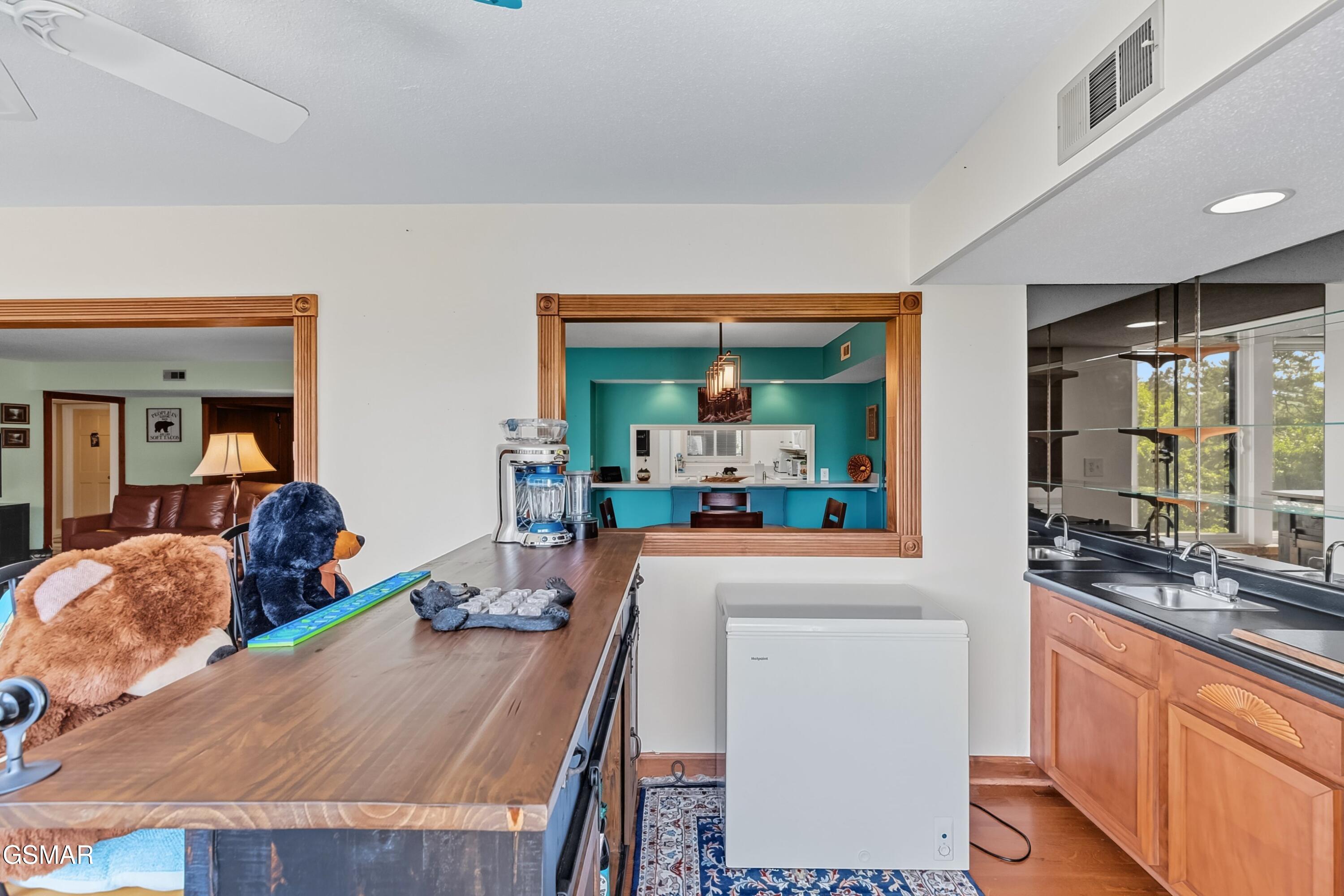 Gatlinburg, Tennessee, 37738, United States, 3 Bedrooms Bedrooms, ,2 BathroomsBathrooms,Residential,For Sale,1943047