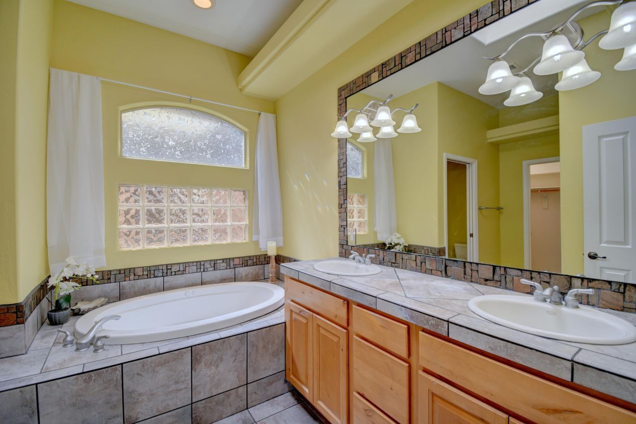 Albuquerque, New Mexico, 87122, United States, 3 Bedrooms Bedrooms, ,2 BathroomsBathrooms,Residential,For Sale,1971329