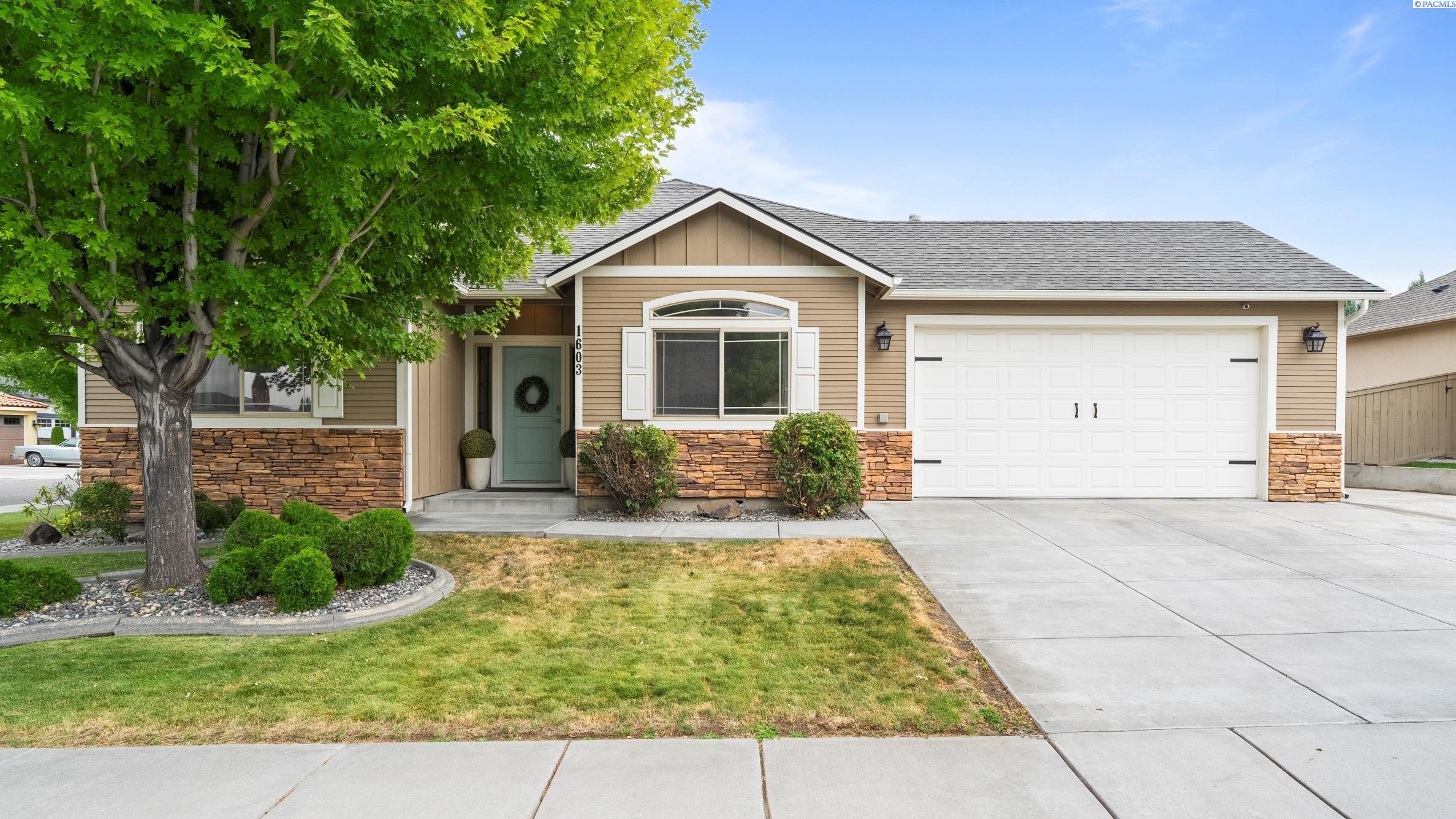 Kennewick, Washington, 99338, United States, 4 Bedrooms Bedrooms, ,3 BathroomsBathrooms,Residential,For Sale,1907298