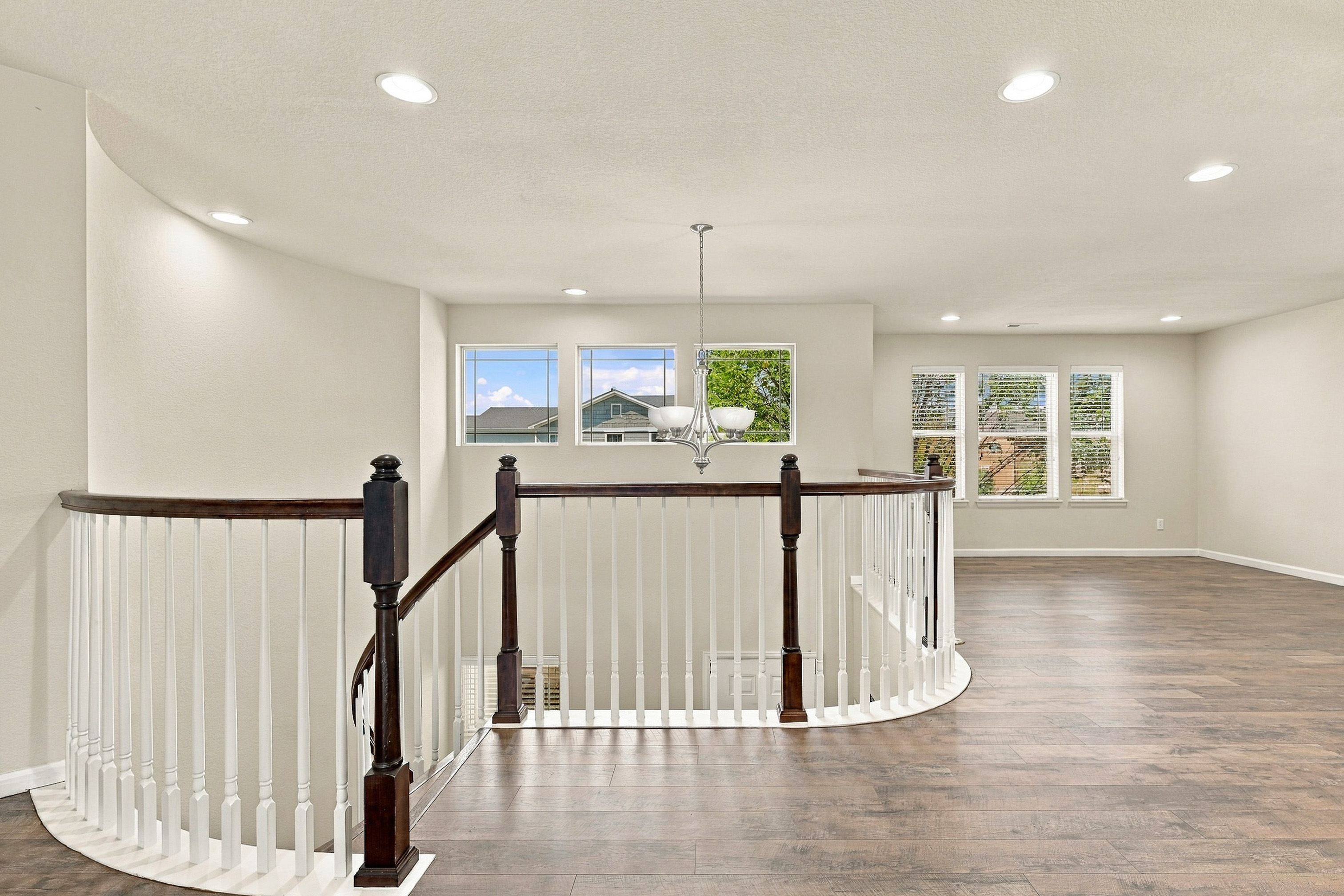  Soaring ceilings, expansive living spaces, abundant natural light - 物件實景