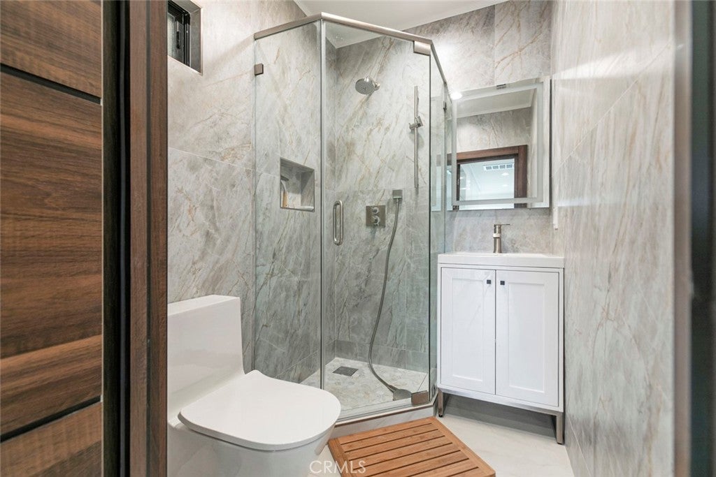 Glendale, California, 91201, United States, 4 Bedrooms Bedrooms, ,5 BathroomsBathrooms,Residential,For Sale,1969452