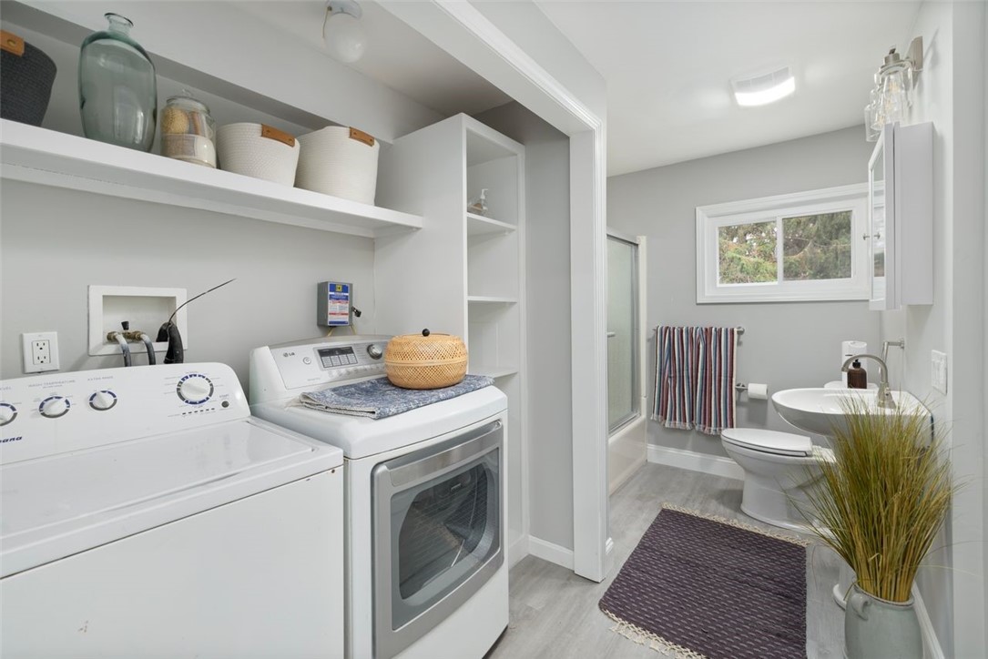 Tiverton, Rhode Island, 02878, United States, 4 Bedrooms Bedrooms, ,2 BathroomsBathrooms,Residential,For Sale,1992829