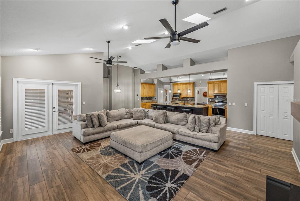 Seffner, Florida, 33584, United States, 5 Bedrooms Bedrooms, ,4 BathroomsBathrooms,Residential,For Sale,1991744