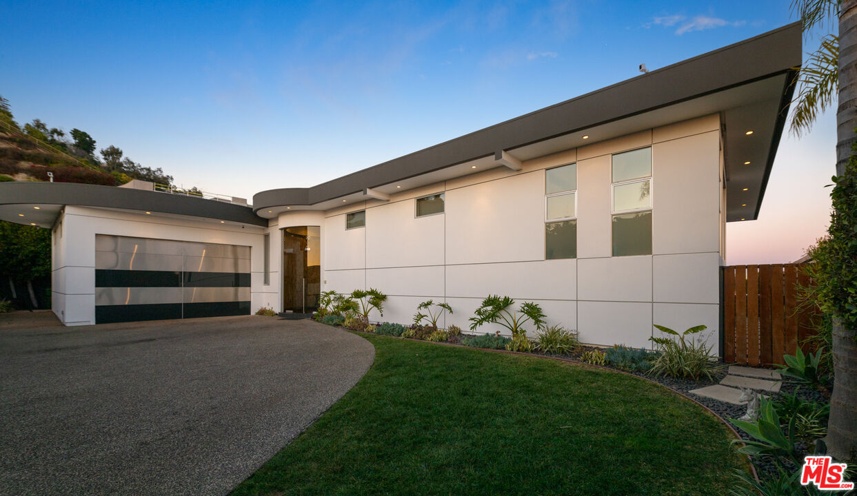 Los Angeles, California, 90069, United States, 4 Bedrooms Bedrooms, ,4 BathroomsBathrooms,Residential,For Sale,1766508