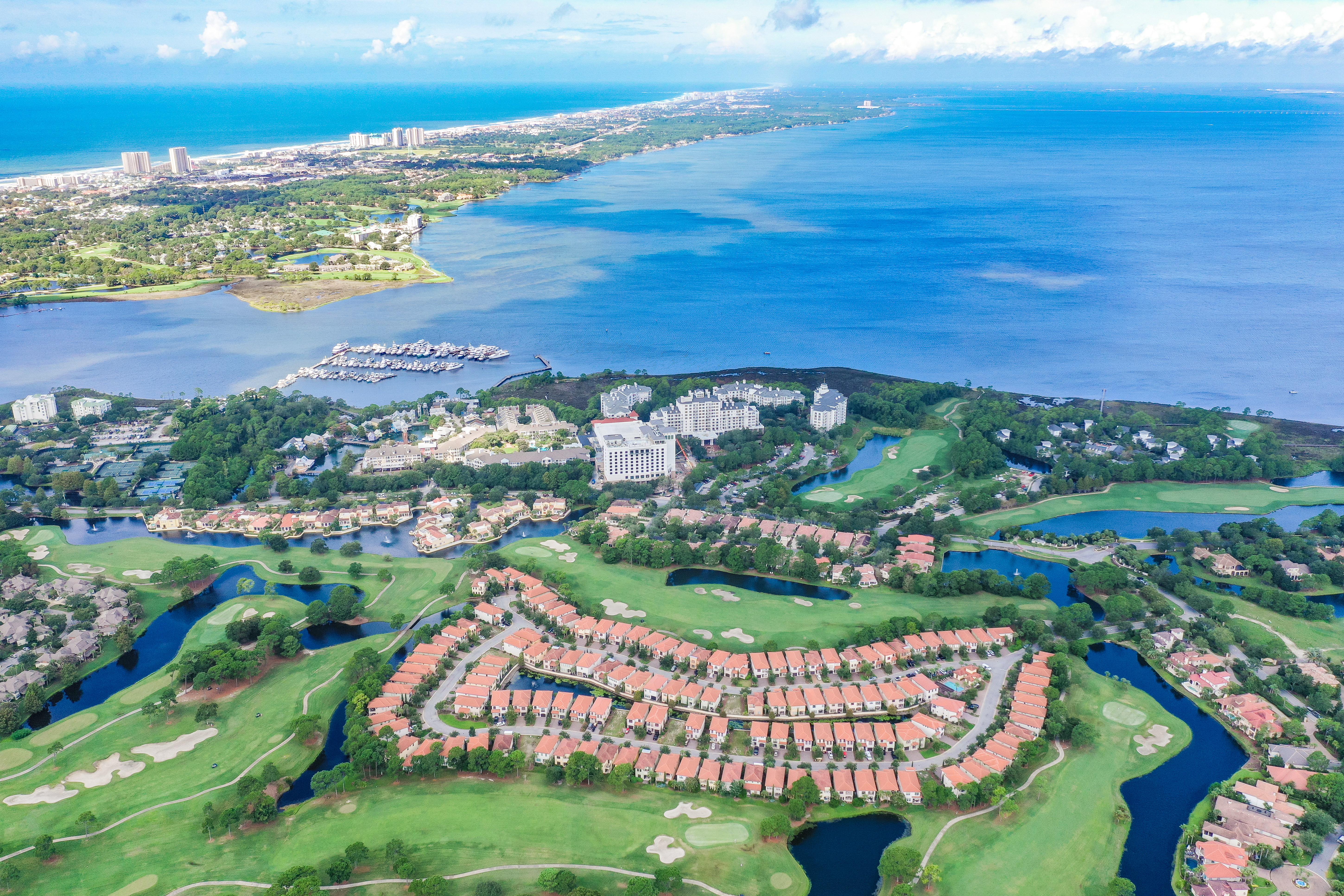  Fully Furnished Golf Course Retreat with Private Balconies and Garage - 物件實景