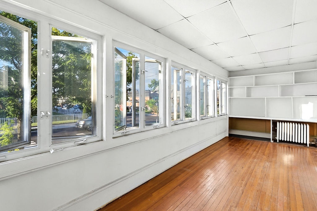 Howard Beach, New York, 11414, United States, 5 Bedrooms Bedrooms, ,2 BathroomsBathrooms,Residential,For Sale,1975186