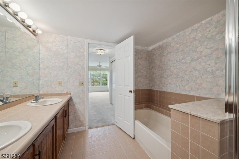 Bedminster Twp., New Jersey, 07921, United States, 2 Bedrooms Bedrooms, ,4 BathroomsBathrooms,Residential,For Sale,1988060