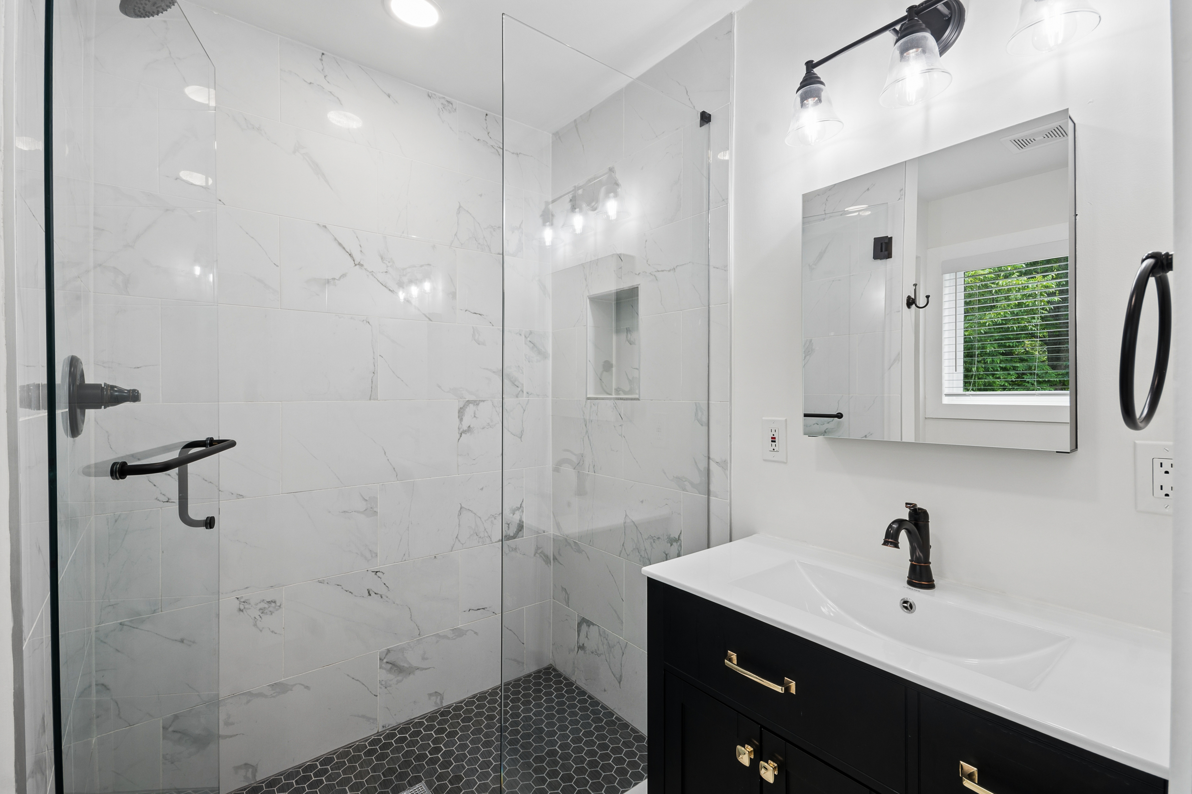  Updated, End-Unit Townhome in the Heart of Edgewood - 物件實景