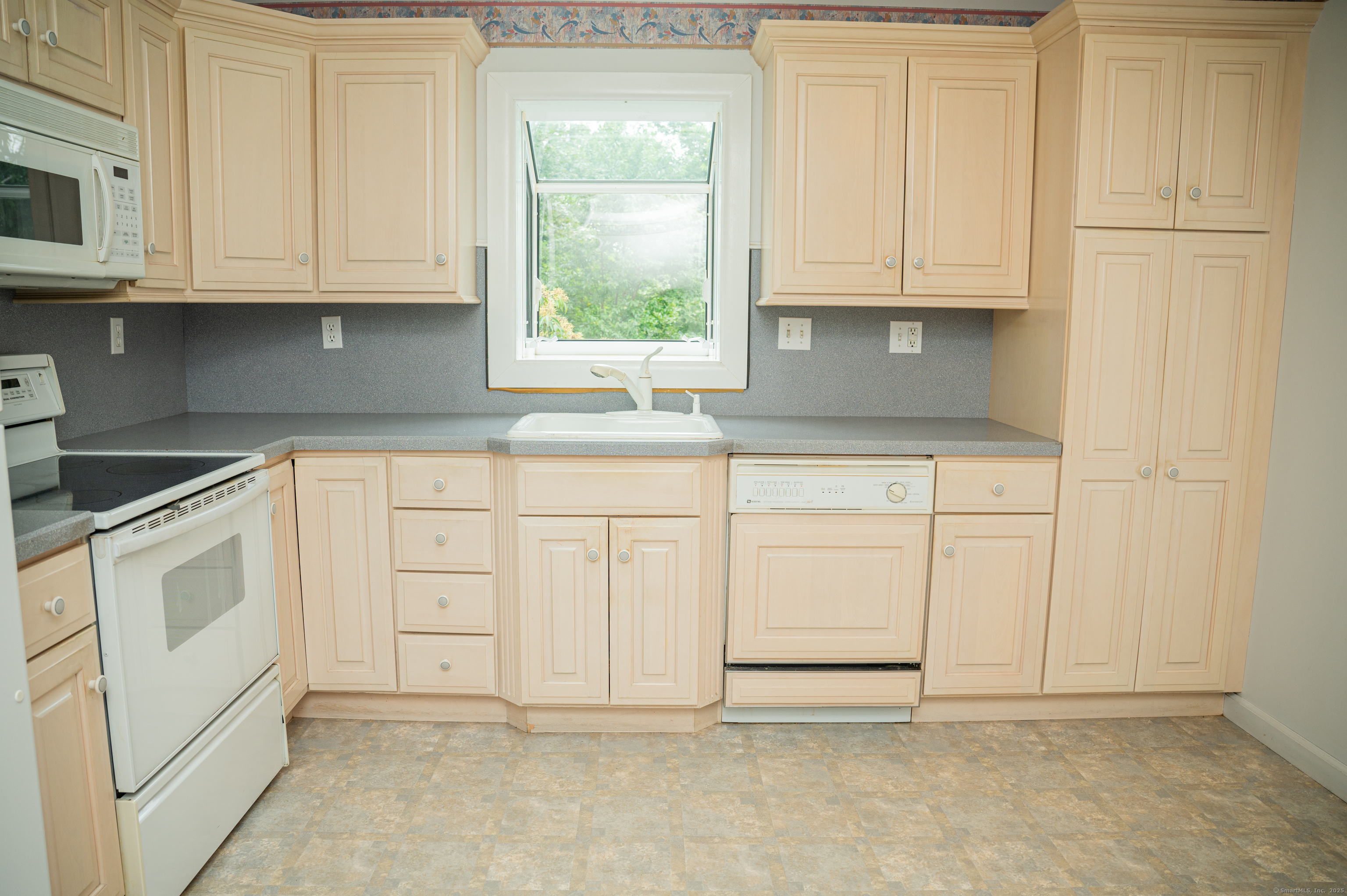 Branford, Connecticut, 06405, United States, 3 Bedrooms Bedrooms, ,2 BathroomsBathrooms,Residential,For Sale,1907106