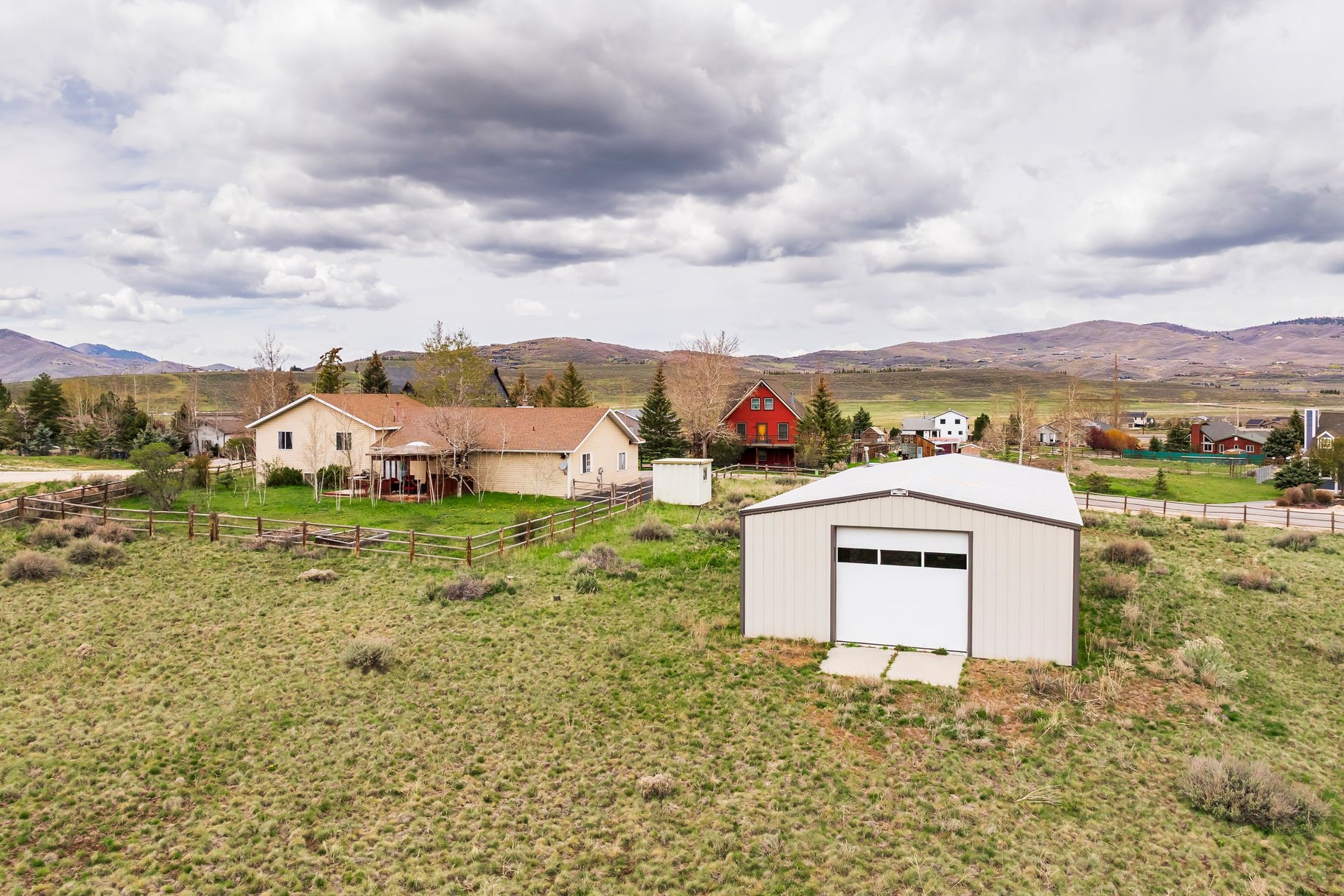  2 Acres  1,800 SF Barn  Minimal HOA  Park City School District — Bring Your V - 物件實景