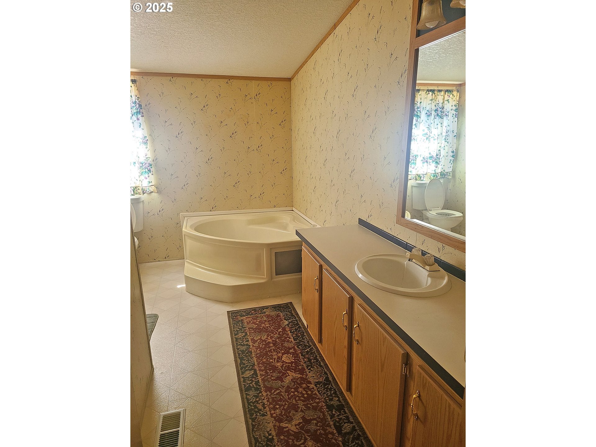 Lyle, Washington, 98635, United States, 3 Bedrooms Bedrooms, ,2 BathroomsBathrooms,Residential,For Sale,1875194