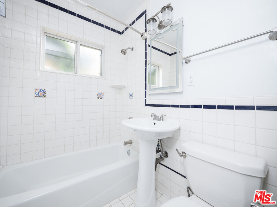 Los Angeles, California, 90066, United States, 4 Bedrooms Bedrooms, ,Residential,For Sale,1991946