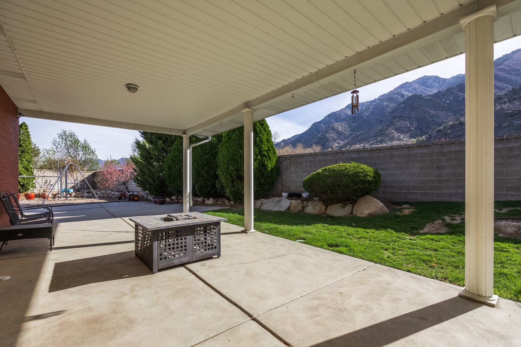  Updated Sandy Home With One of a Kind Location With Unobstructed Mountain Views - 物件實景