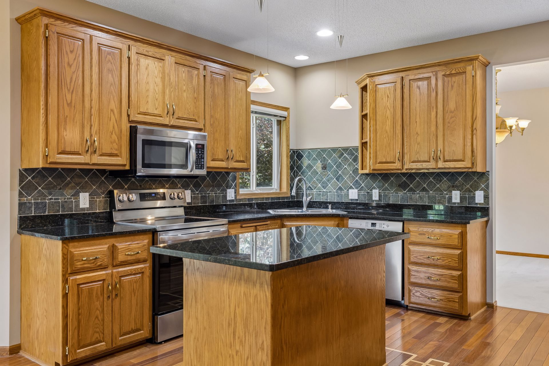  Meticulously Maintained Executive Home Near Parks and Trails - 物件實景